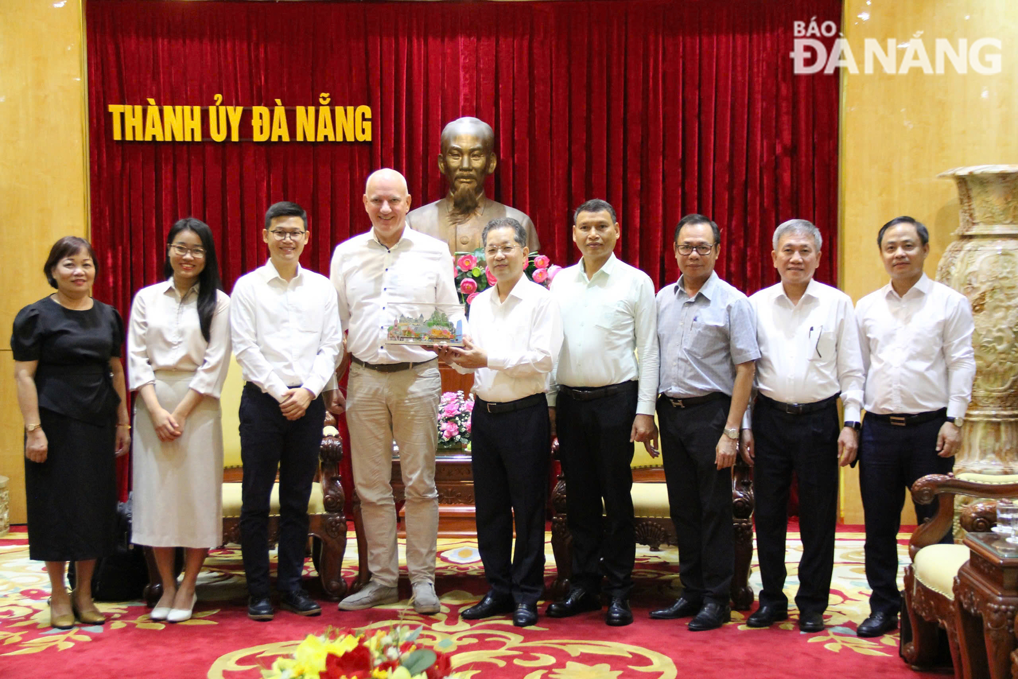 Representatives of leaders of Da Nang and Sioux Technologies. Photo: THANH LAN