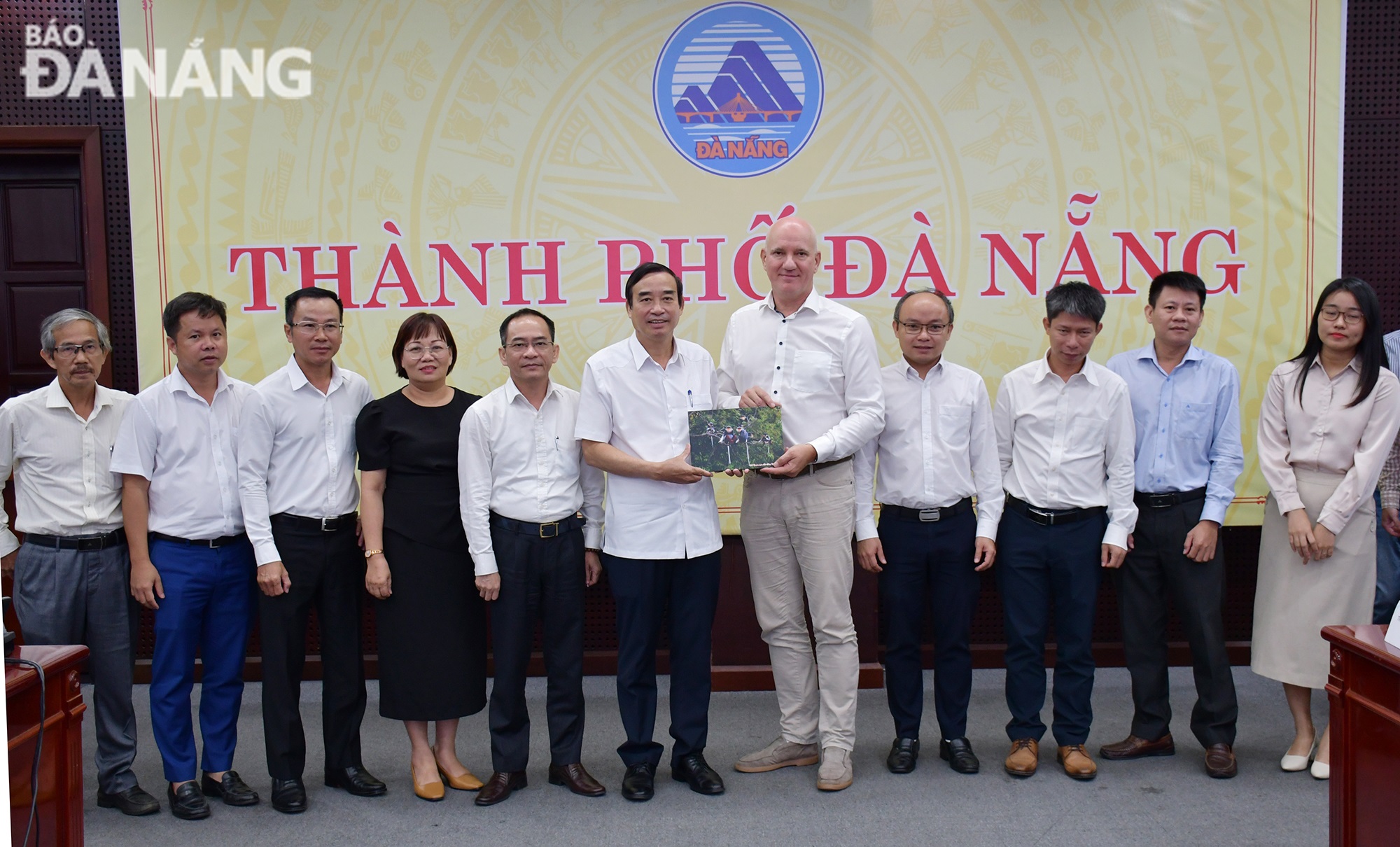 Leaders of the city presenting a souvenir gift to Mr. Hans Duister, founder and CEO of Sioux Technologies Group. Photo: THANH LAN