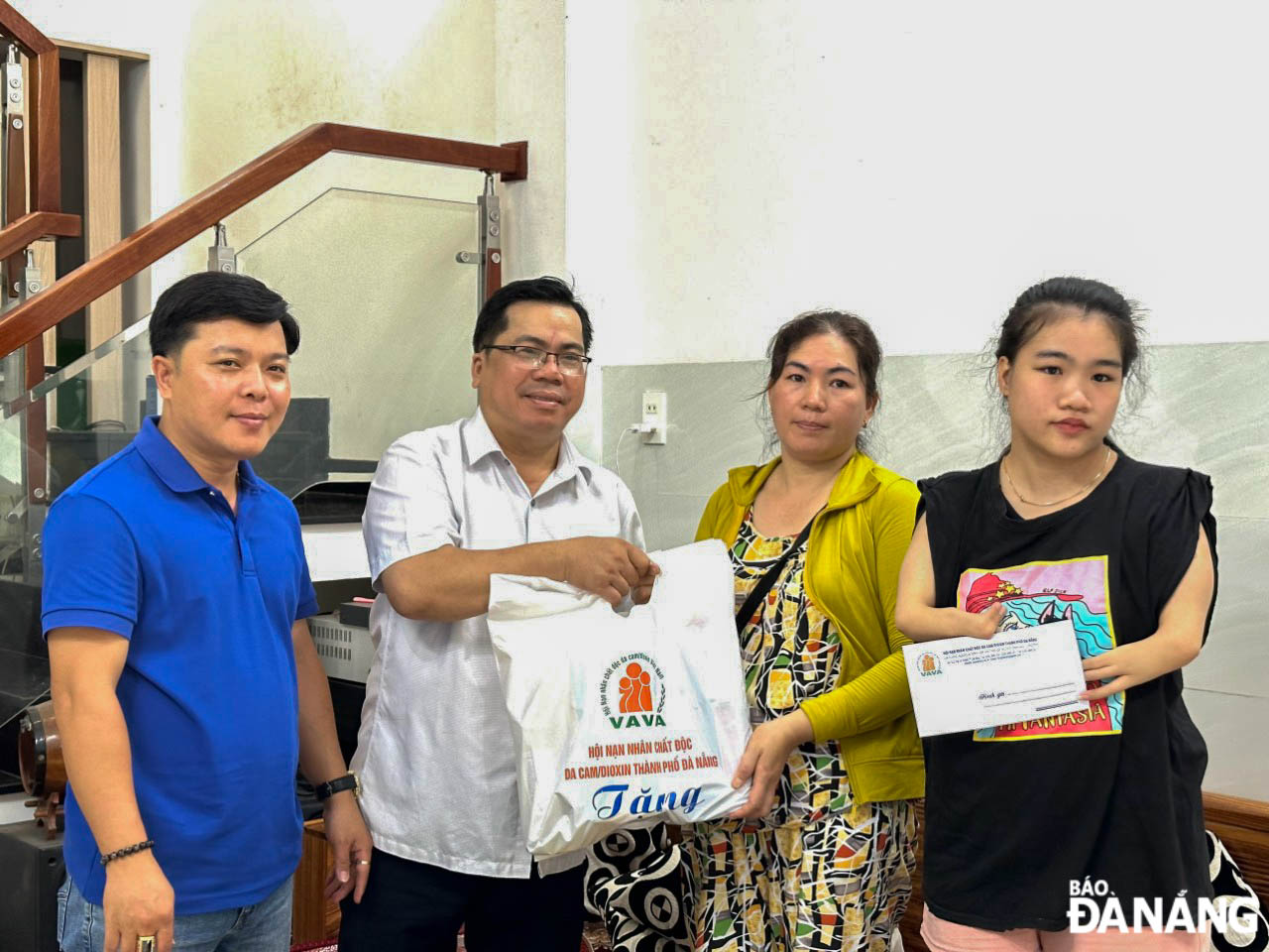 Mr. Tra Thanh Lanh (left, second), Vice President of the Da Nang Association of Victims of Agent Orange/Dioxin, presenting gifts to a family of AO victims.