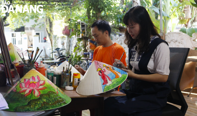 Initially, Nguyen Thi Men only painted conical hats for her own use. After realising that many people shared her passion, she started to pursue this job in 2020.