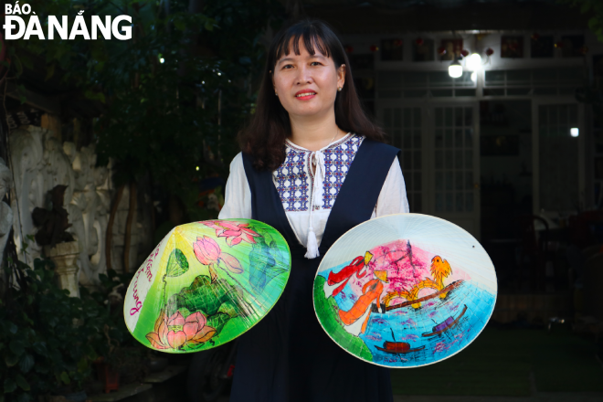 Men shared that besides bringing additional income for her family, the job of painting conical hats is also a passion, a love and a desire to contribute to preserving the vitality of conical hats - a typical cultural feature of Vietnamese people in modern life today.