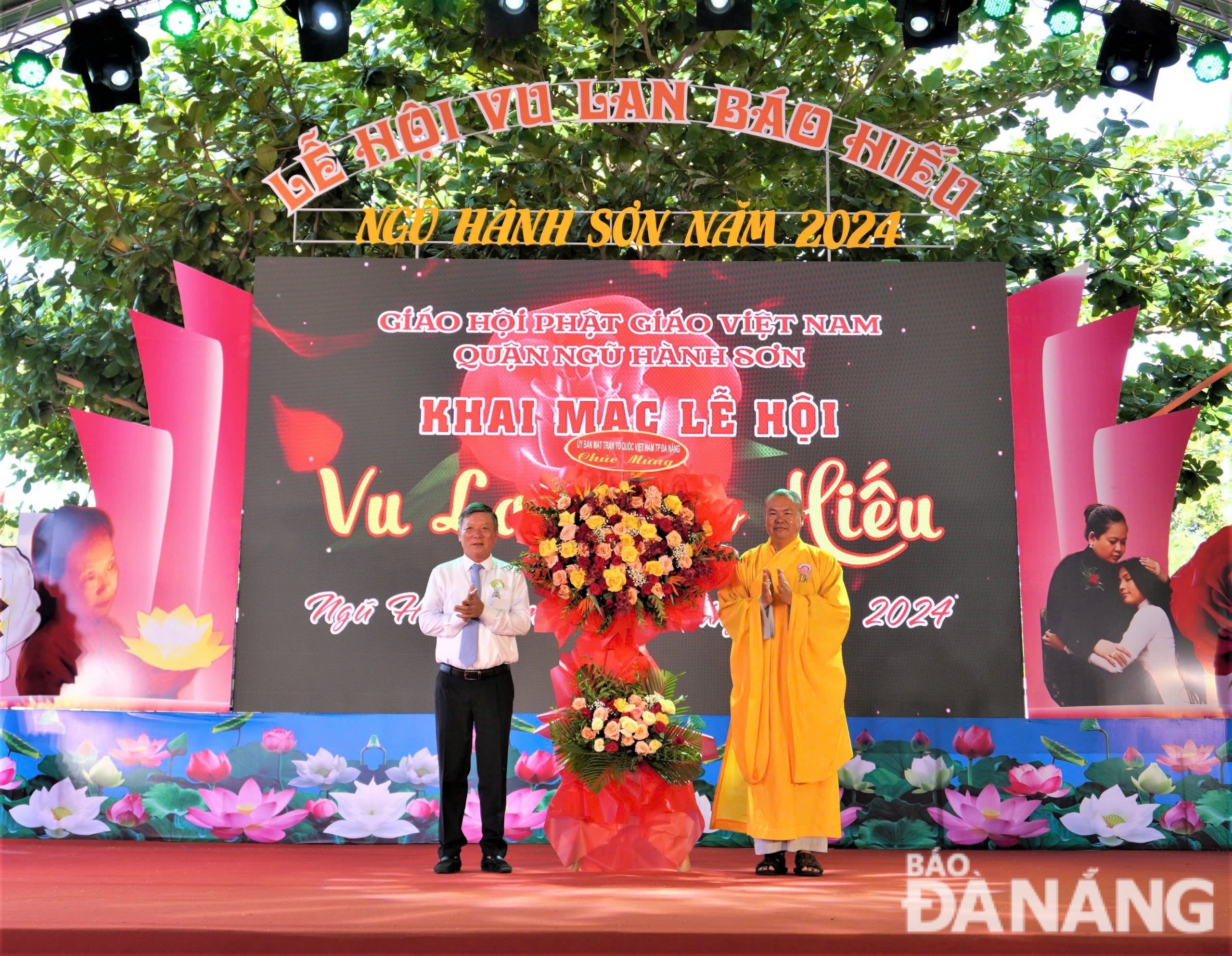 Chairman of the Viet Nam Fatherland Front Committee of Da Nang Le Van Trung (left) presenting flowers to congratulate the Executive Board of the Viet Nam Buddhist Sangha of Ngu Hanh Son District at the Vu Lan Festival 2024. Photo courtesy of Ngu Hanh Son District