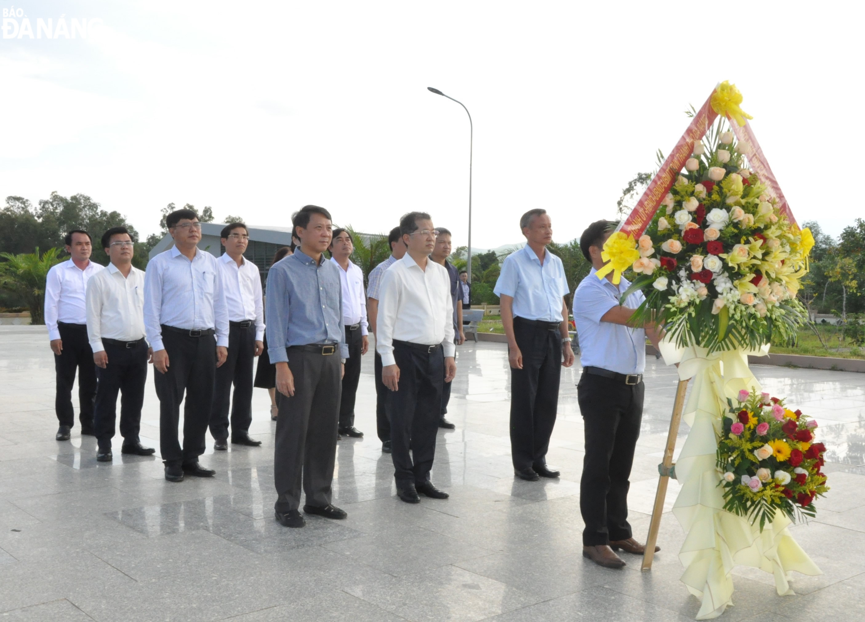 Bí thư Thành ủy Nguyễn Văn Quảng và các đại biểu dâng hoa tưởng nhớ các anh hùng liệt sĩ tại Bia Chiến tích Gò Hà. Ảnh: LÊ HÙNG