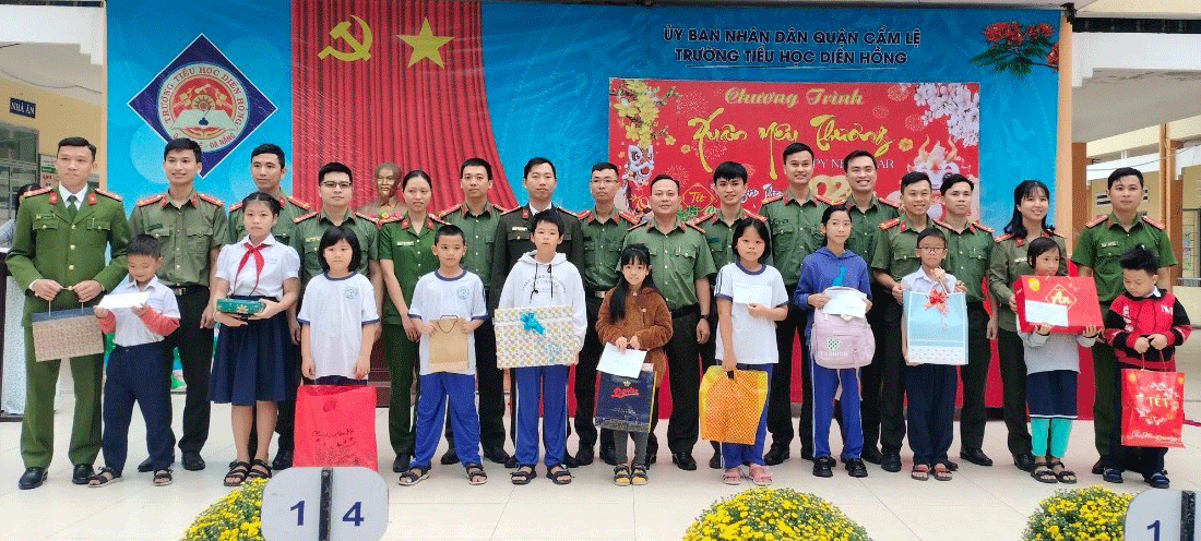 Ban Thanh niên Công an thành phố trao hỗ trợ học sinh khó khăn tại Trường Tiểu học Diên Hồng.  Ảnh: C.A