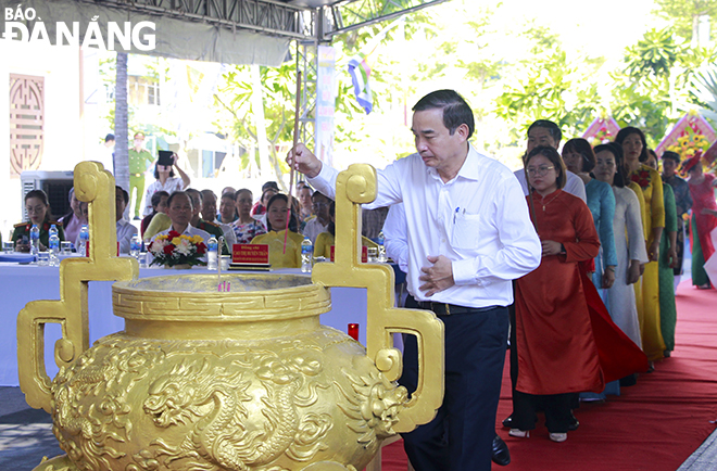 Chủ tịch UBND thành phố Lê Trung Chinh dẫn đầu đoàn lãnh đạo sở, ngành thành phố dâng hương tại Nghĩa trủng Phước Ninh. Ảnh: X.D