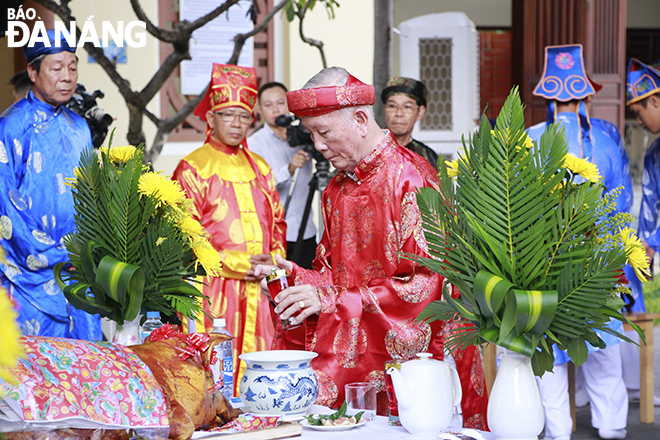 Các bậc cao niên tiến hành nghi thức lễ chánh tế tại Nghĩa trủng Phước Ninh. Ảnh: X.D