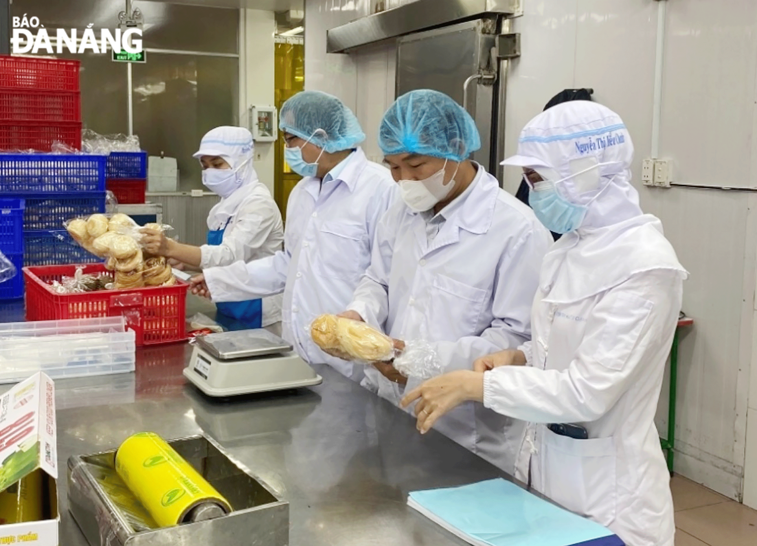 Local functional bodies inspecting kitchens to ensure food safety in Hoa Vang District. Photo: PHAN CHUNG