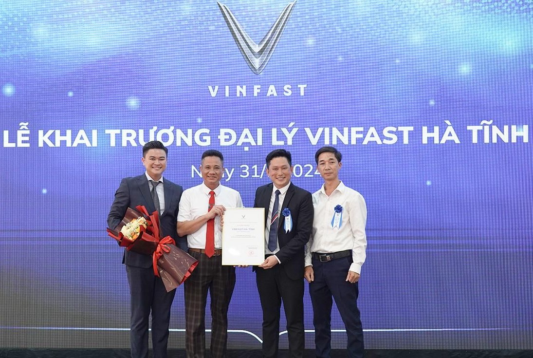 Đại diện VinFast Việt Nam trao giấy chứng nhận ủy quyền cho VinFast Hà Tĩnh.