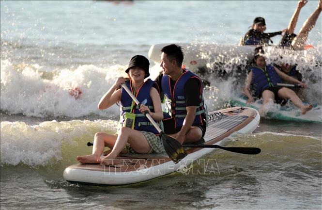 Hoạt động chèo SUP tại biển Mân Thái (quận Sơn Trà, thành phố Đà Nẵng) thu hút đông đảo người dân và người du lịch tham gia.