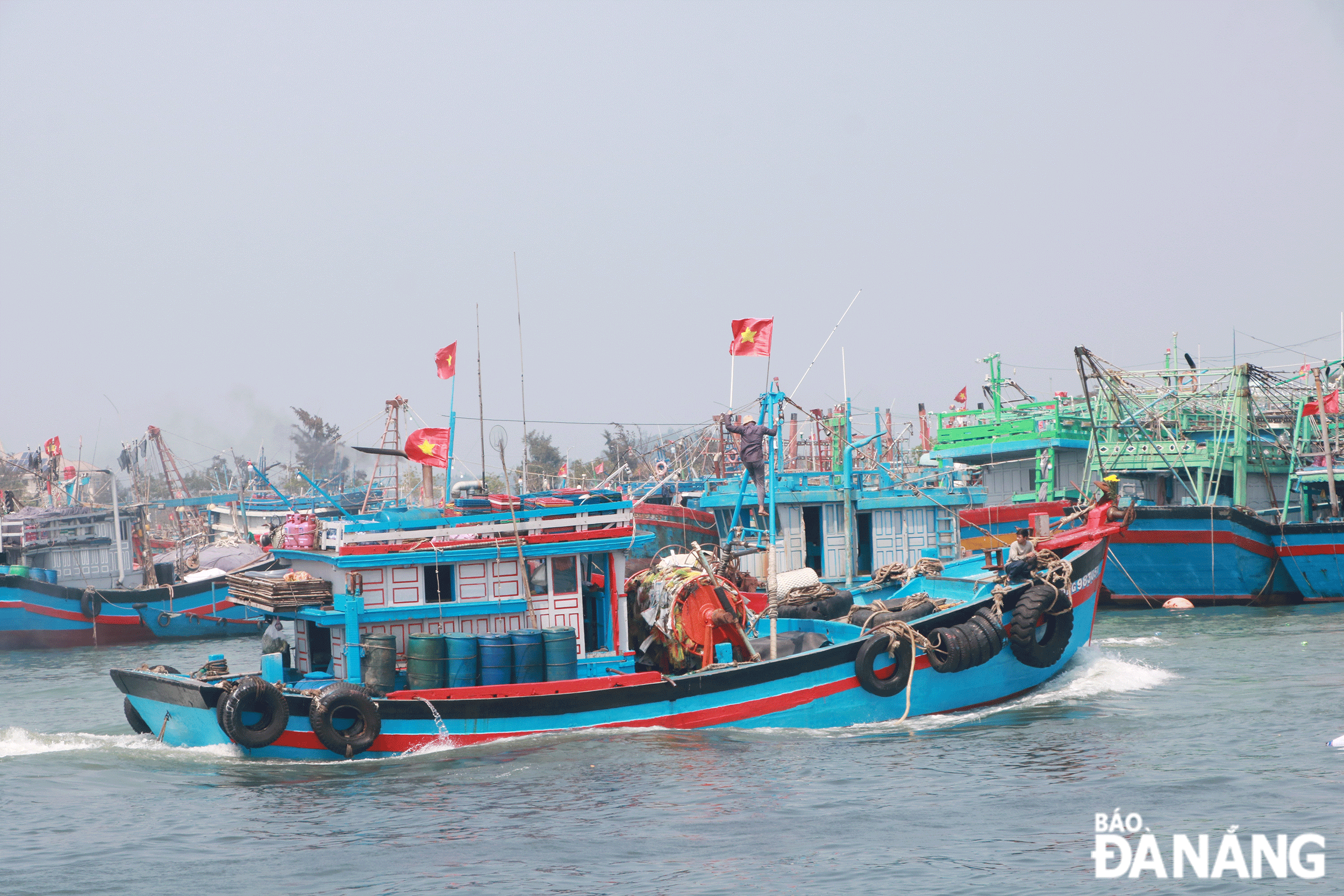 Thành phố cùng các sở, ban, ngành, địa phương cần triển khai quyết liệt, đồng bộ các giải pháp chống khai thác IUU. TRONG ẢNH: Tàu cá rời bến vươn khơi đánh bắt hải sản. Ảnh: VĂN HOÀNG