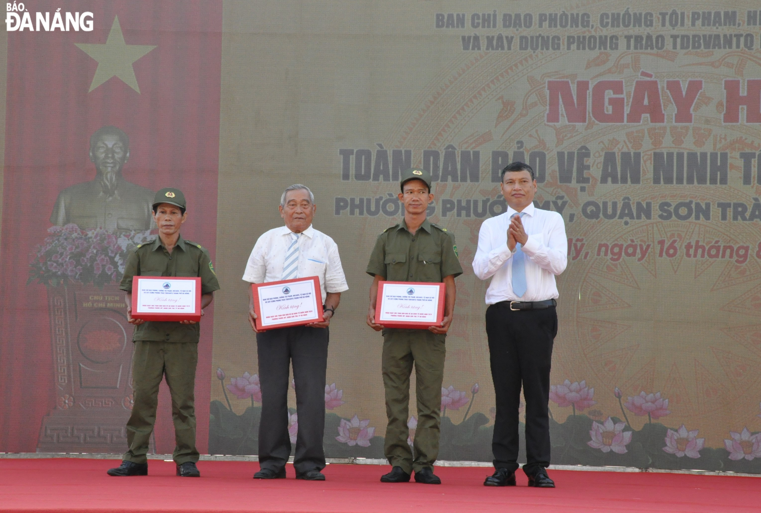 Phó Chủ tịch Thường trực UBND thành phố Hồ Kỳ Minh tặng quà cho cho các hộ gia đình chính sách, lực lượng an ninh cơ sở có hoàn cảnh khó khăn tại phường Phước Mỹ. Ảnh: LÊ HÙNG