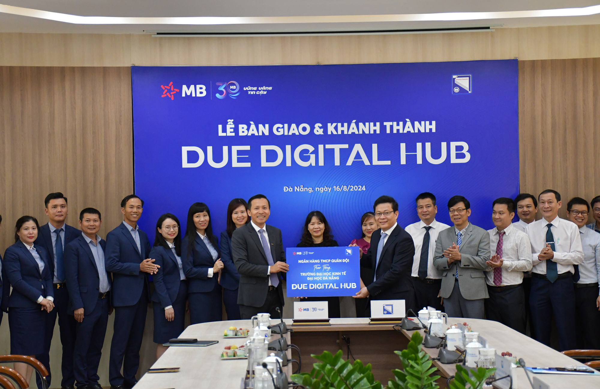 Bàn giao phòng Không gian sáng tạo số (DUE-MB Digital Hub). Ảnh: THÀNH LÂN 