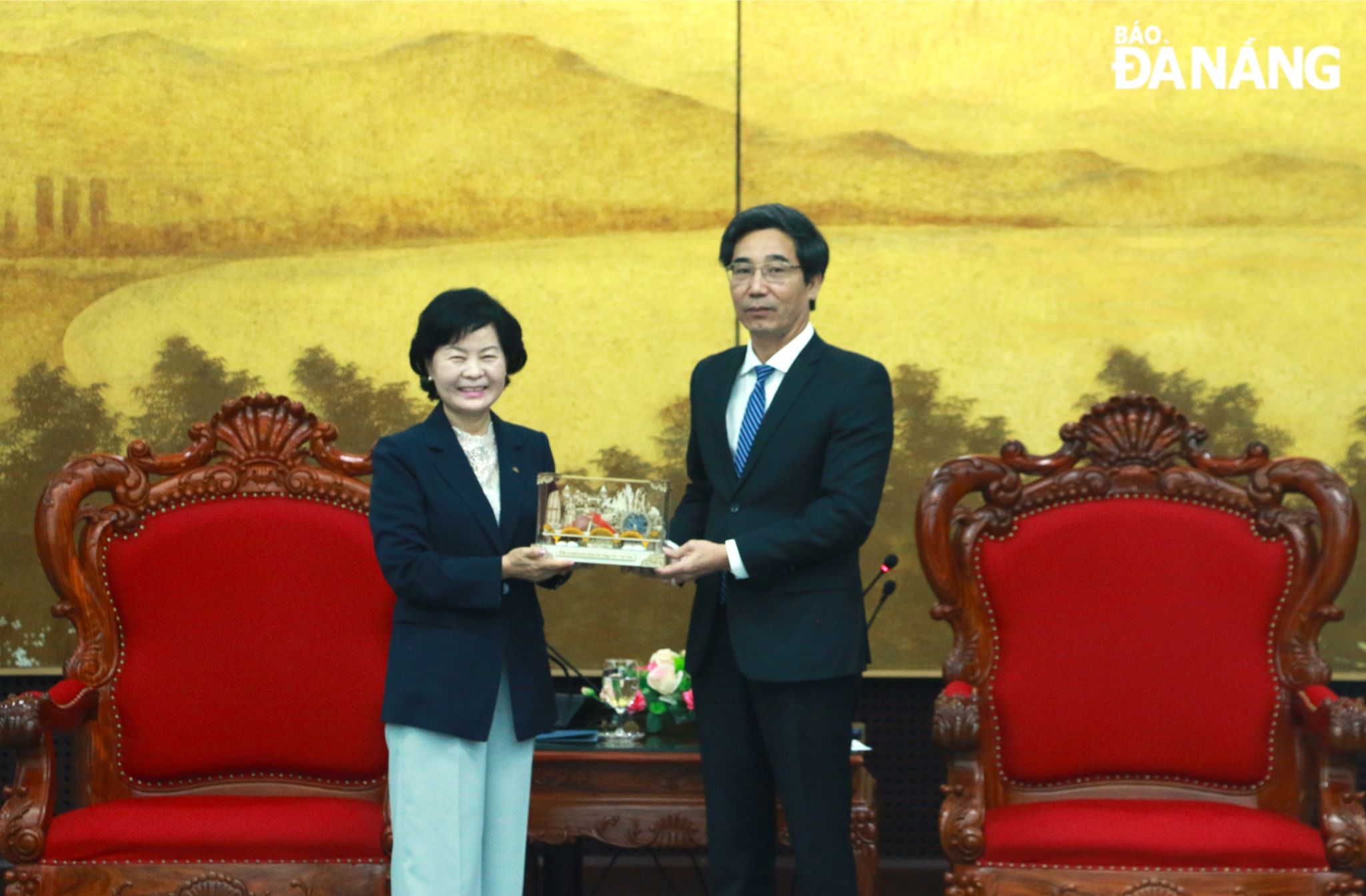 Vice Chairman of the Da Nang People's Committee Tran Chi Cuong (right) presenting a souvenir to Mrs. Kim Aesook. Photo: T.P