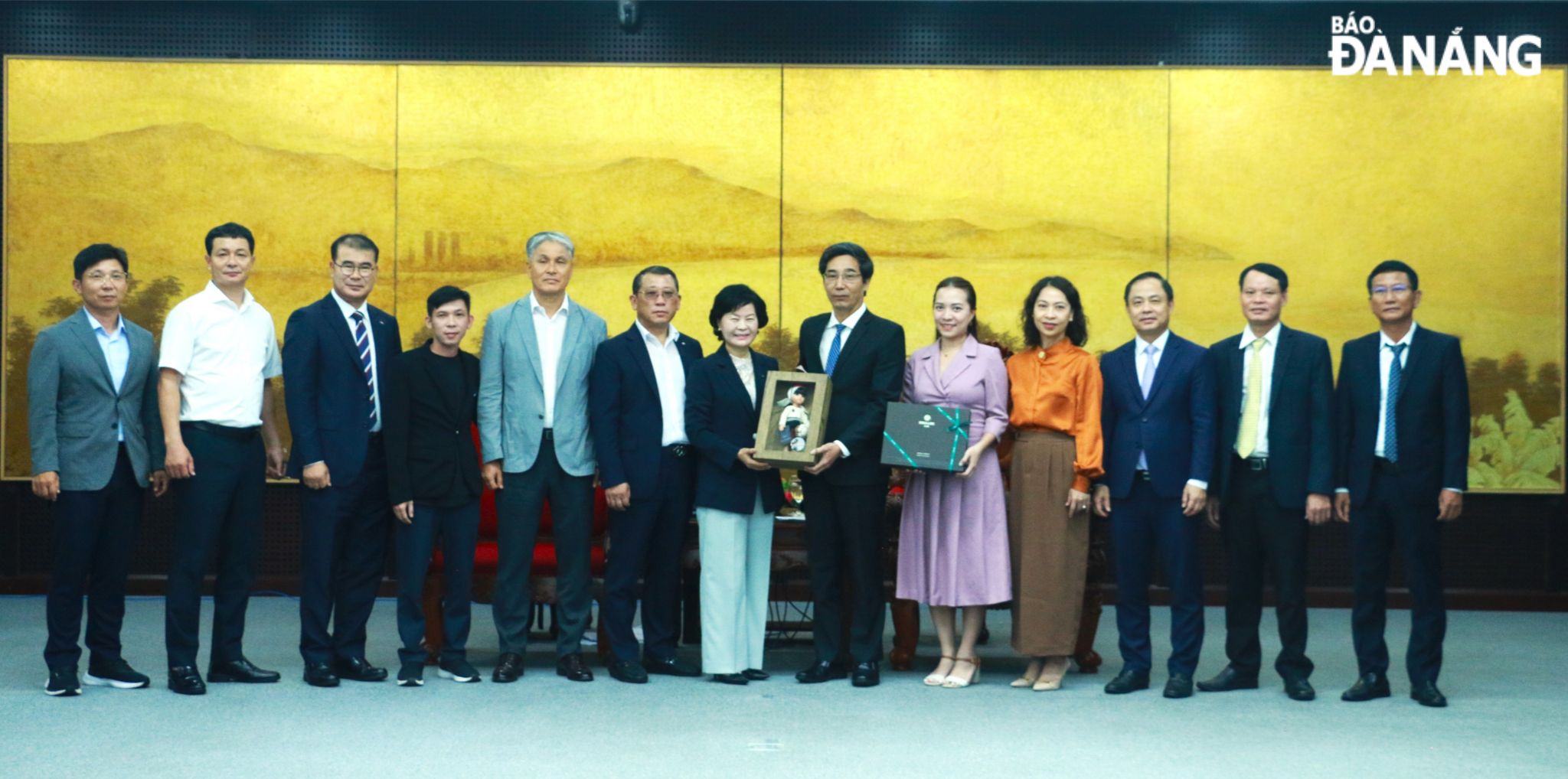 The leaders of the two localities posing for a souvenir photo. Photo: T.P