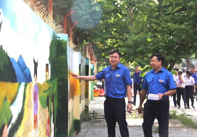 Murals painted by young artists on the walls of Yen Khe 1 Street in Thanh Khe Tay Ward, Thanh Khe District, have transformed the area, replacing the old, moss-covered walls with vibrant new artwork.