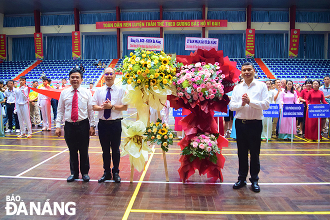 Phó Chủ tịch Thường trực UBND thành phố Hồ Kỳ Minh (bên phải) thay mặt lãnh đạo UBND thành phố tặng hoa chúc mừng hội thao. 