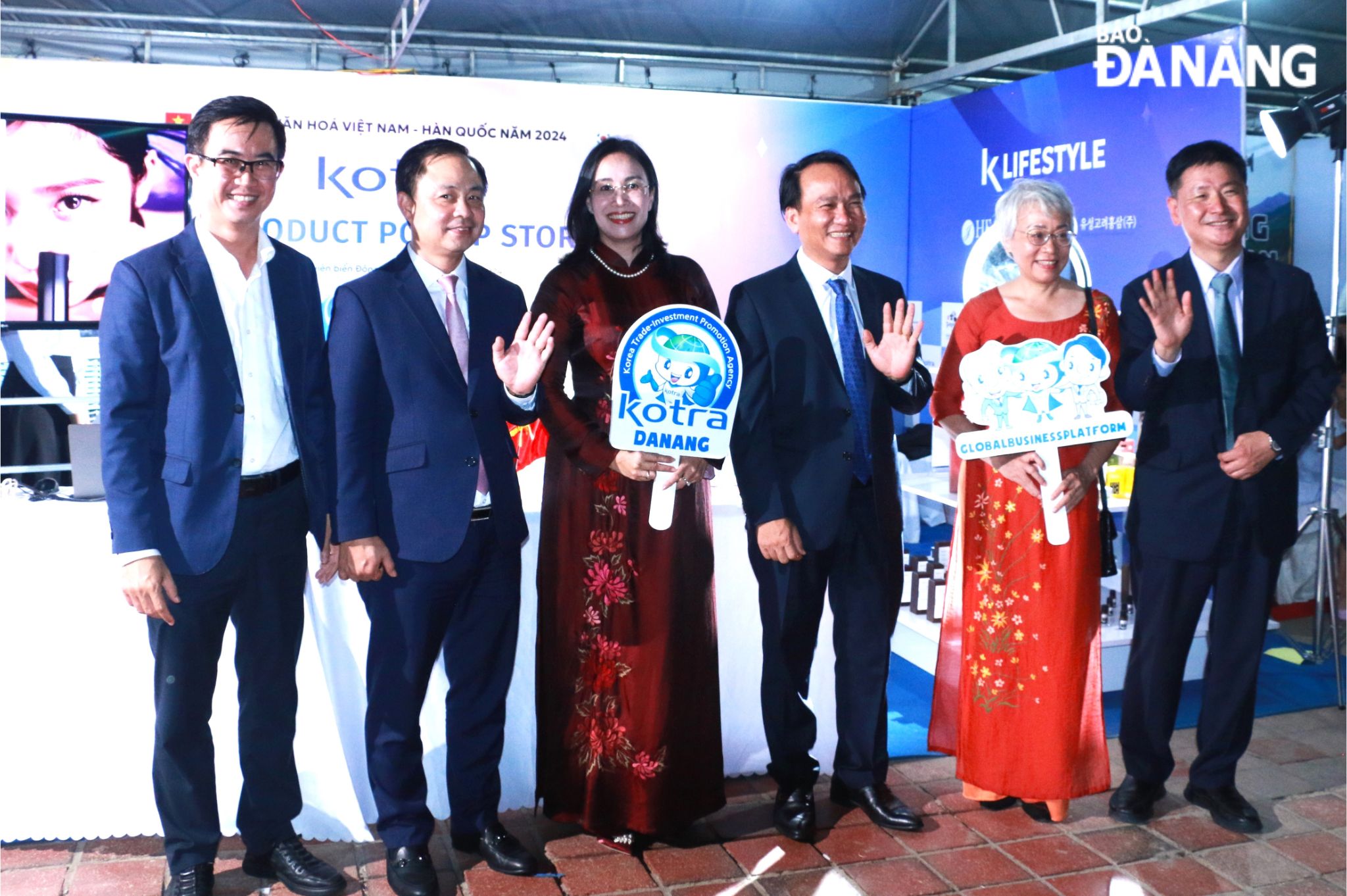 Standing Deputy Secretary of the Da Nang Party Committee Nguyen Dinh Vinh (3rd from right), Vice Chairwoman of the Da Nang People's Committee Nguyen Thi Anh Thi (4th from right) along with leaders of municipal departments, agencies and South Korean Consul General Kang Boo Sung (1st from right) check in at the booths during the festival, August 16, 2024.