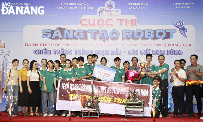 Head of the Da Nang Party Committee's Publicity and Training Department Doan Ngoc Hung Anh (4th, right) awarding the first prize to the Tech Warriors team from the Nguyen Hue Senior High School based in Quang Nam Province. Photo: X.D