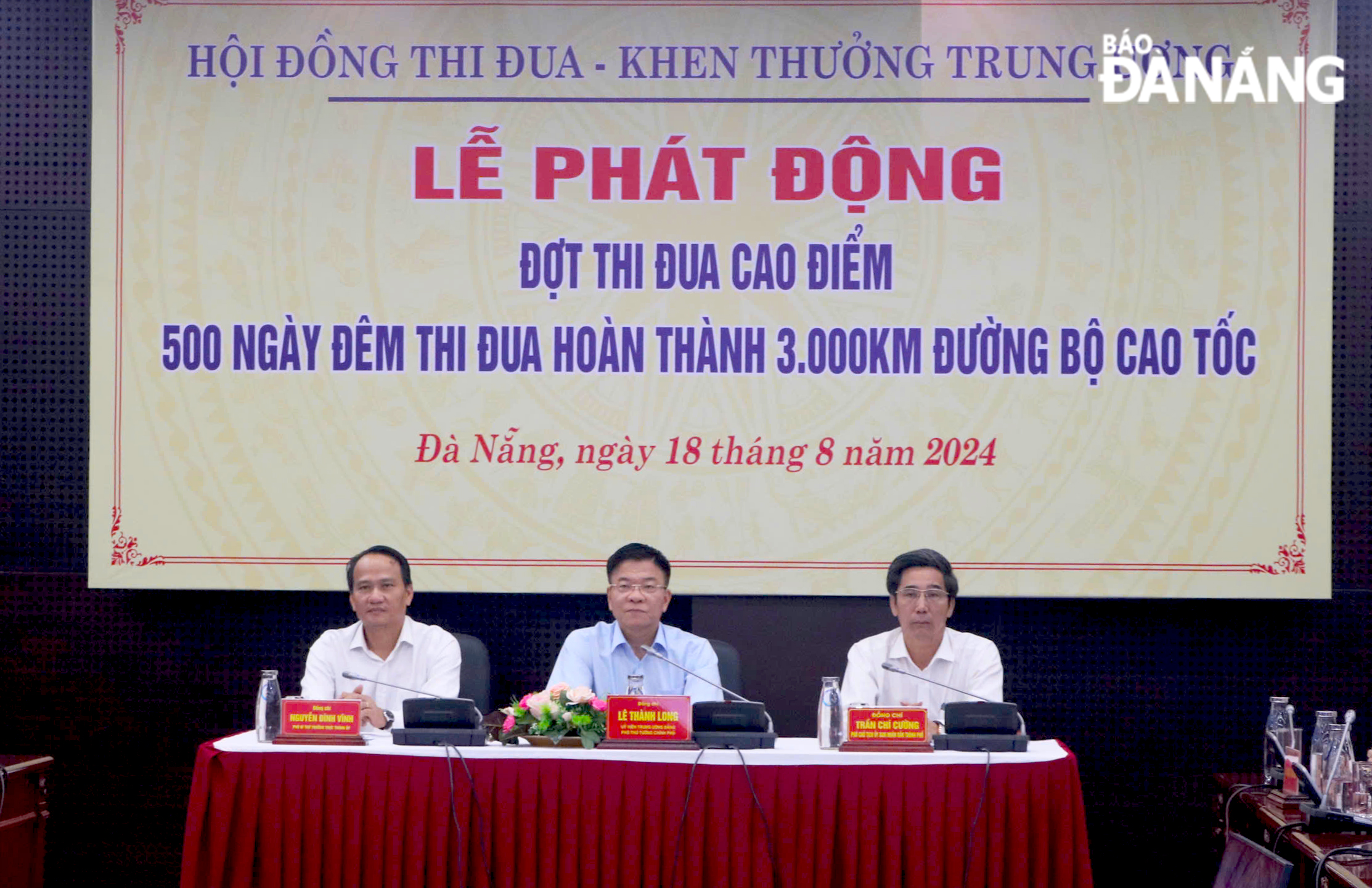 Phó Thủ tướng Chính phủ Lê Thành Long (ở giữa), Phó Bí thư Thường trực Thành ủy Nguyễn Đình Vĩnh (bên trái), Phó Chủ tịch UBND thành phố Trần Chí Cường (bên phải) tham dự lễ phát động tại điểm cầu Đà Nẵng. Ảnh: VĂN HOÀNG