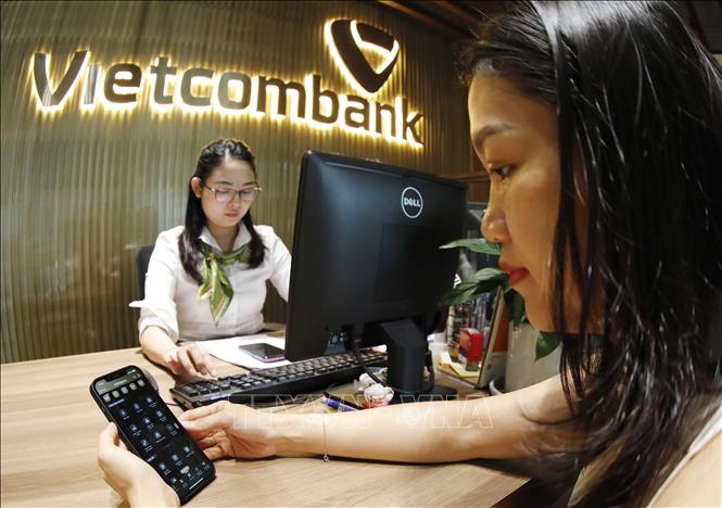 Khách hàng giao dịch tại Ngân hàng Vietcombank. Ảnh: Trần Việt/TTXVN