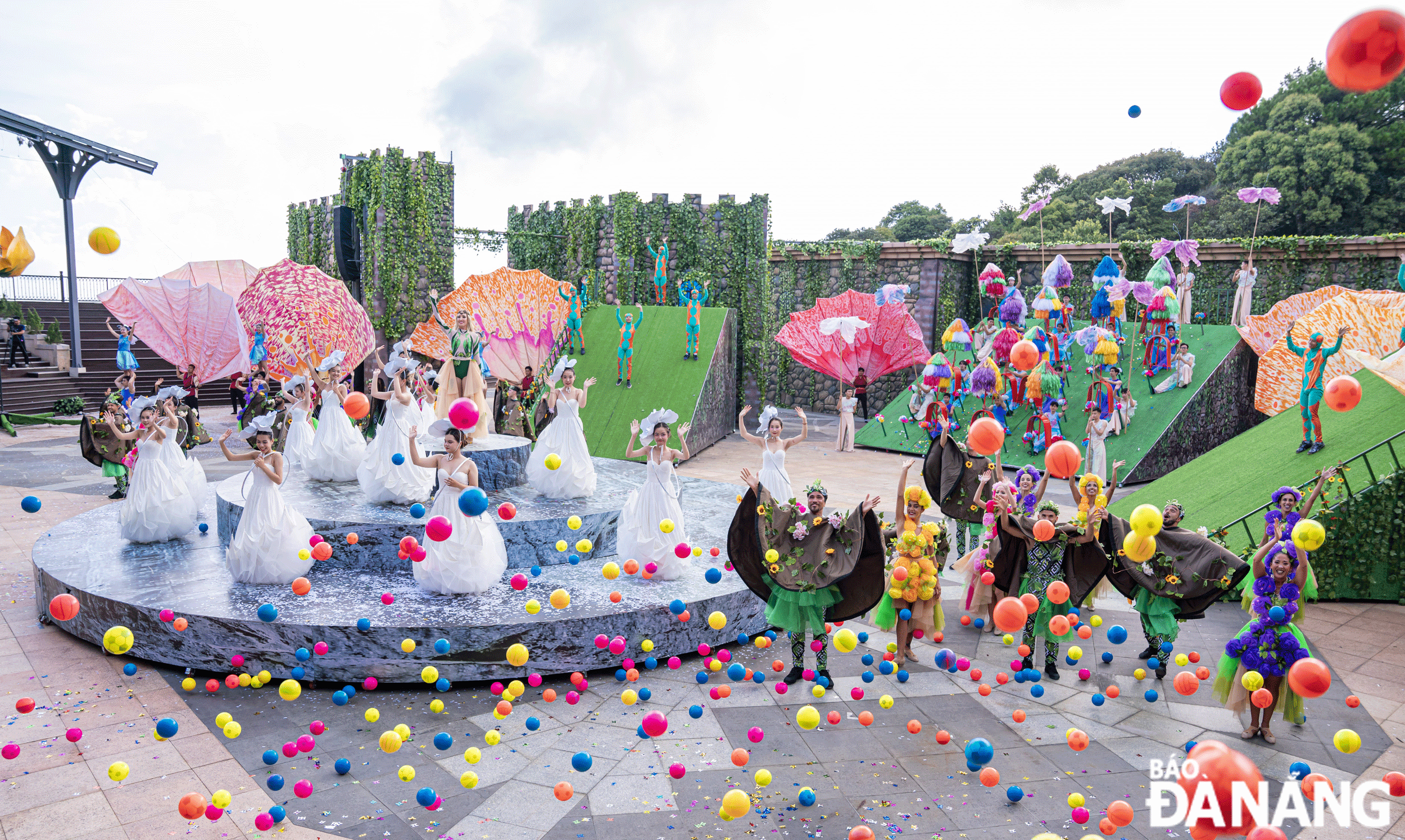 During this year's National Day holiday break, many activities are being organised to serve both local residents and tourists. A performance takes place at the Sun World Ba Na Hills tourist area. Photo: THU HA