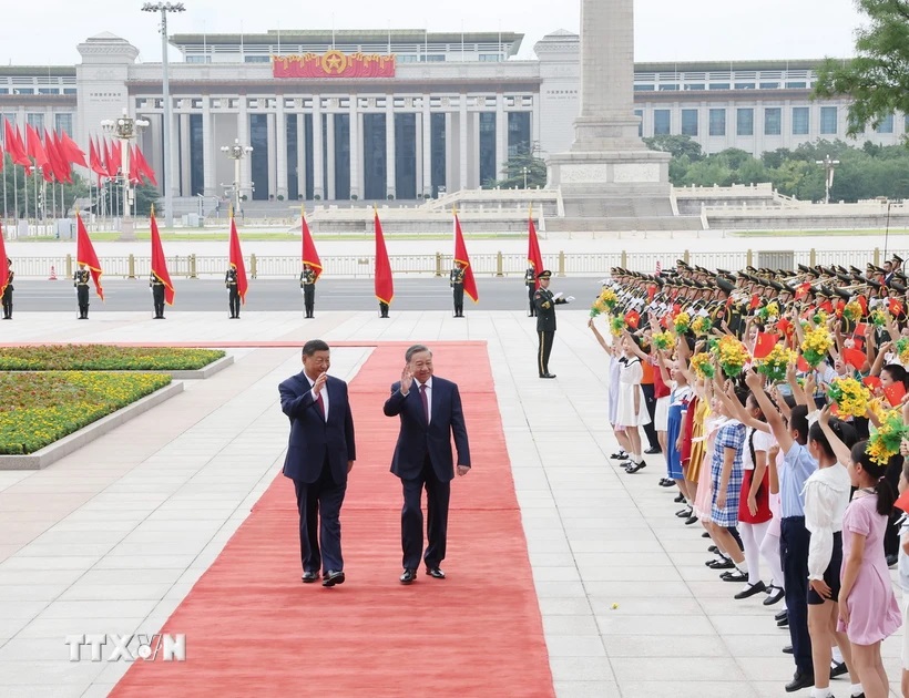 Tổng Bí thư, Chủ tịch nước Tô Lâm và Tổng Bí thư, Chủ tịch nước Trung Quốc Tập Cận Bình vẫy tay chào các cháu thiếu nhi. (Ảnh: Trí Dũng/TTXVN)