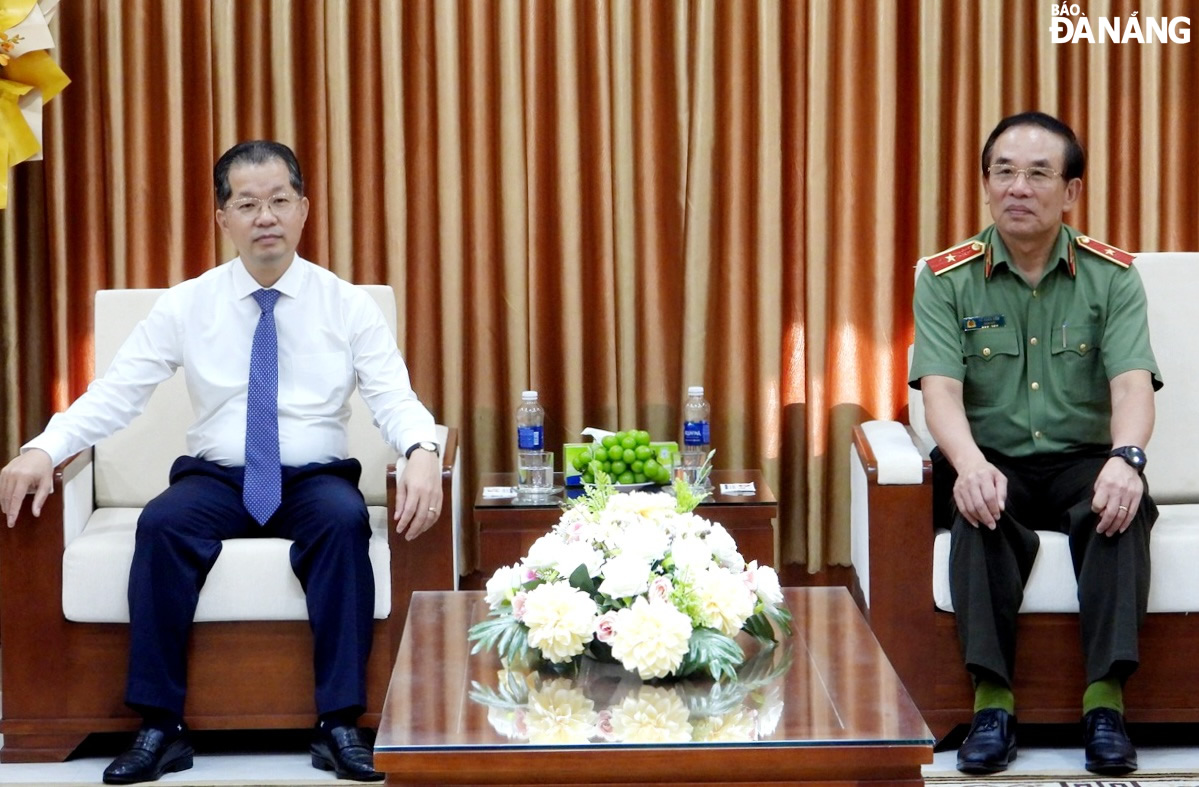 Da Nang Party Committee Secretary Nguyen Van Quang (left) and Major General Vu Xuan Vien. Photo: LE HUNG