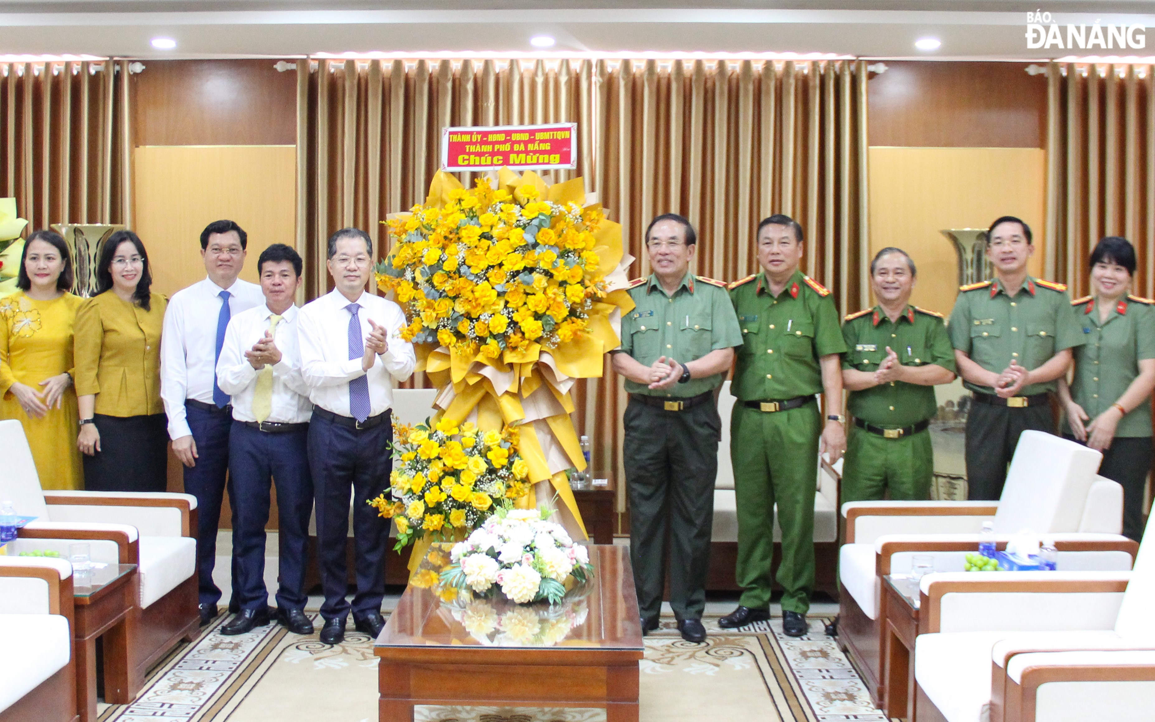 Da Nang Party Committee Secretary Nguyen Van Quang  (5th, left) presenting flowers to congratulate the municipal Department of Public Security on its special day. Photo: LE HUNG