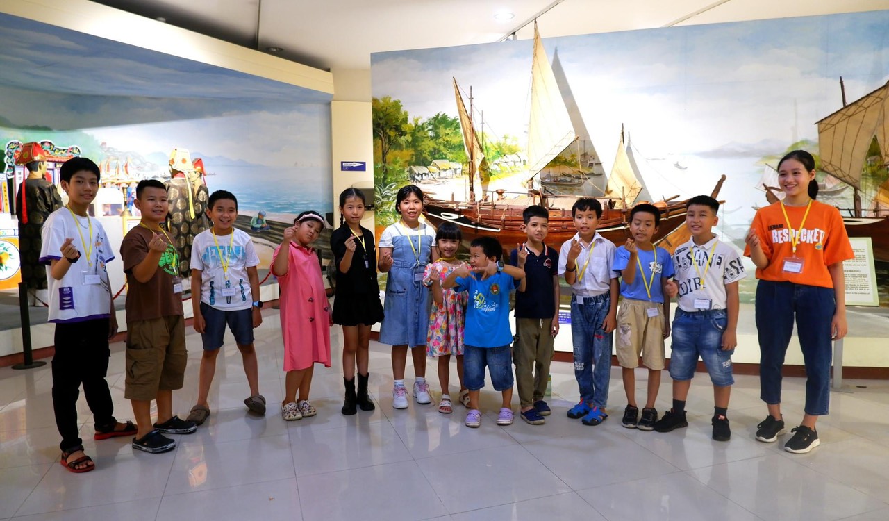 To become a destination in the journey in Da Nang, museums strive to renew themselves every day, every hour through many special programmes. IN PHOTO: Pupils visiting the Museum of Da Nang. Photo: H.T.V