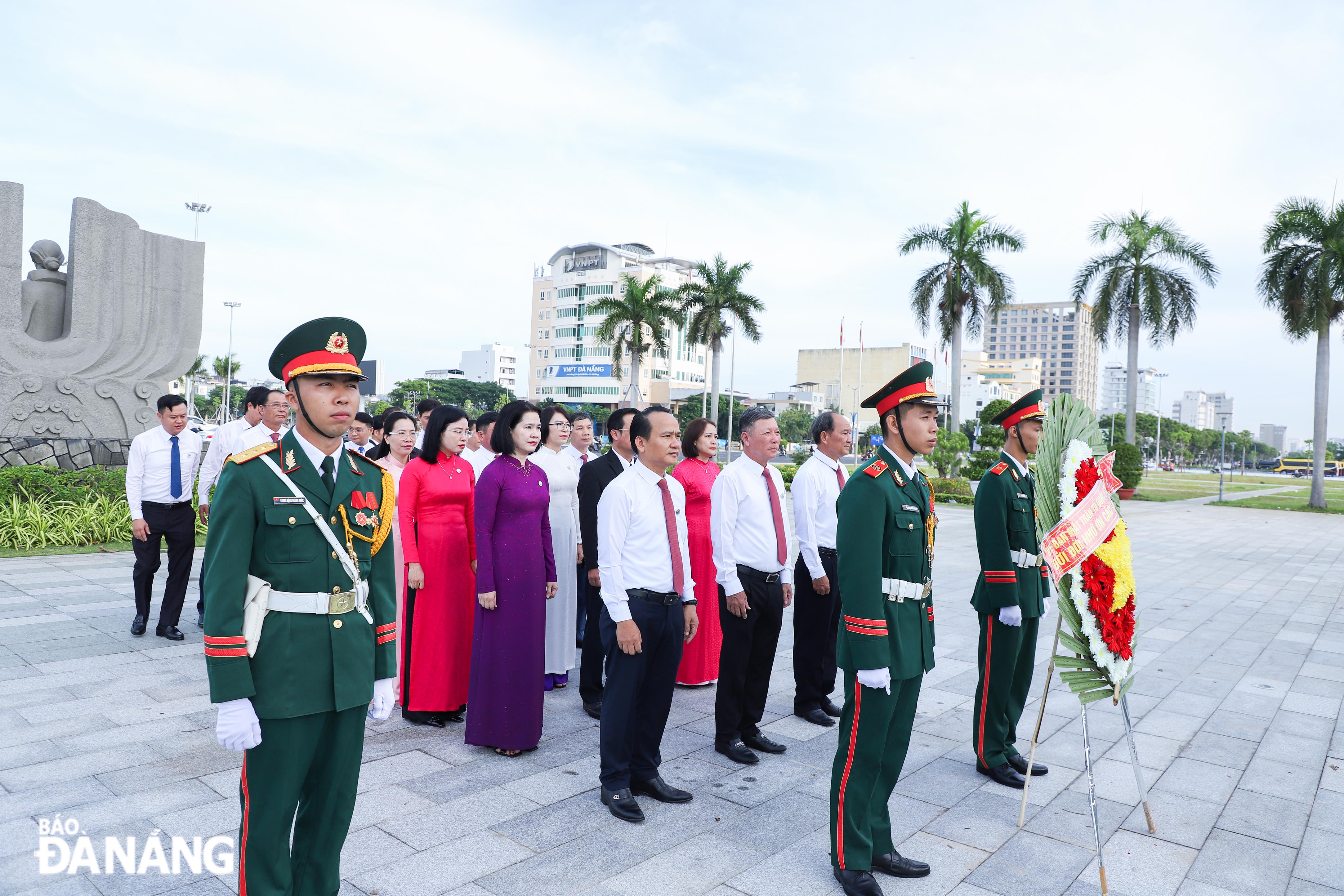 Đoàn đại biểu Mặt trận thành phố dâng hương tưởng niệm các anh hùng, liệt sĩ. Ảnh: NGỌC PHÚ