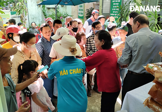 Bà Lê Thị Tám, Chủ tịch Hội Từ thiện và Bảo vệ quyền trẻ em thành phố trao các suất quà cho các hộ gia đình có hoàn cảnh khó khăn trên địa bàn phường Hải Châu 1.