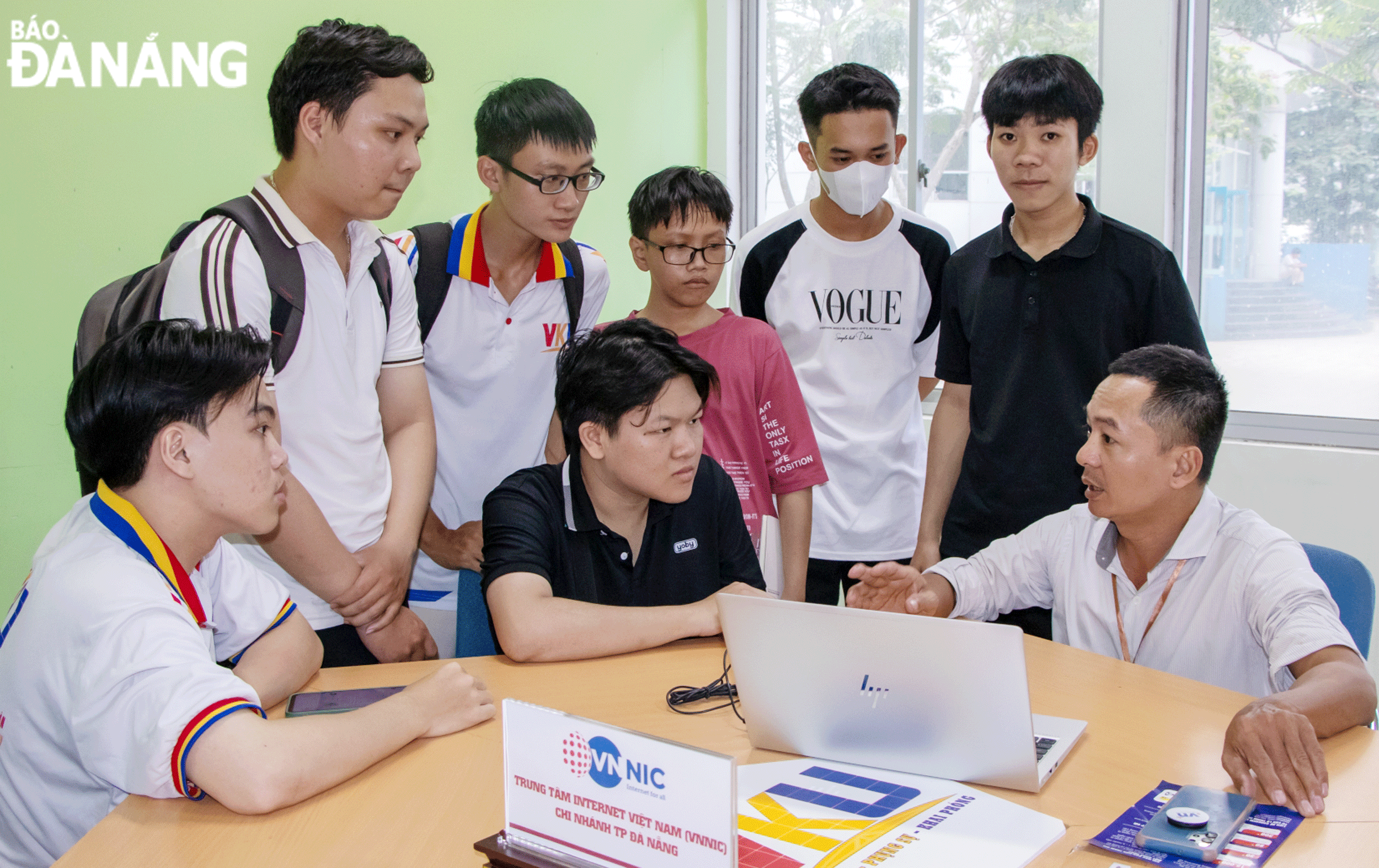 The tech industry, especially IT, is highly competitive, requiring both the quality of training from schools and the ability of students to self-study. Here is a scene of a job fair at the Viet Nam - Korea University of Information and Communication Technology. Photo: NGOC HA