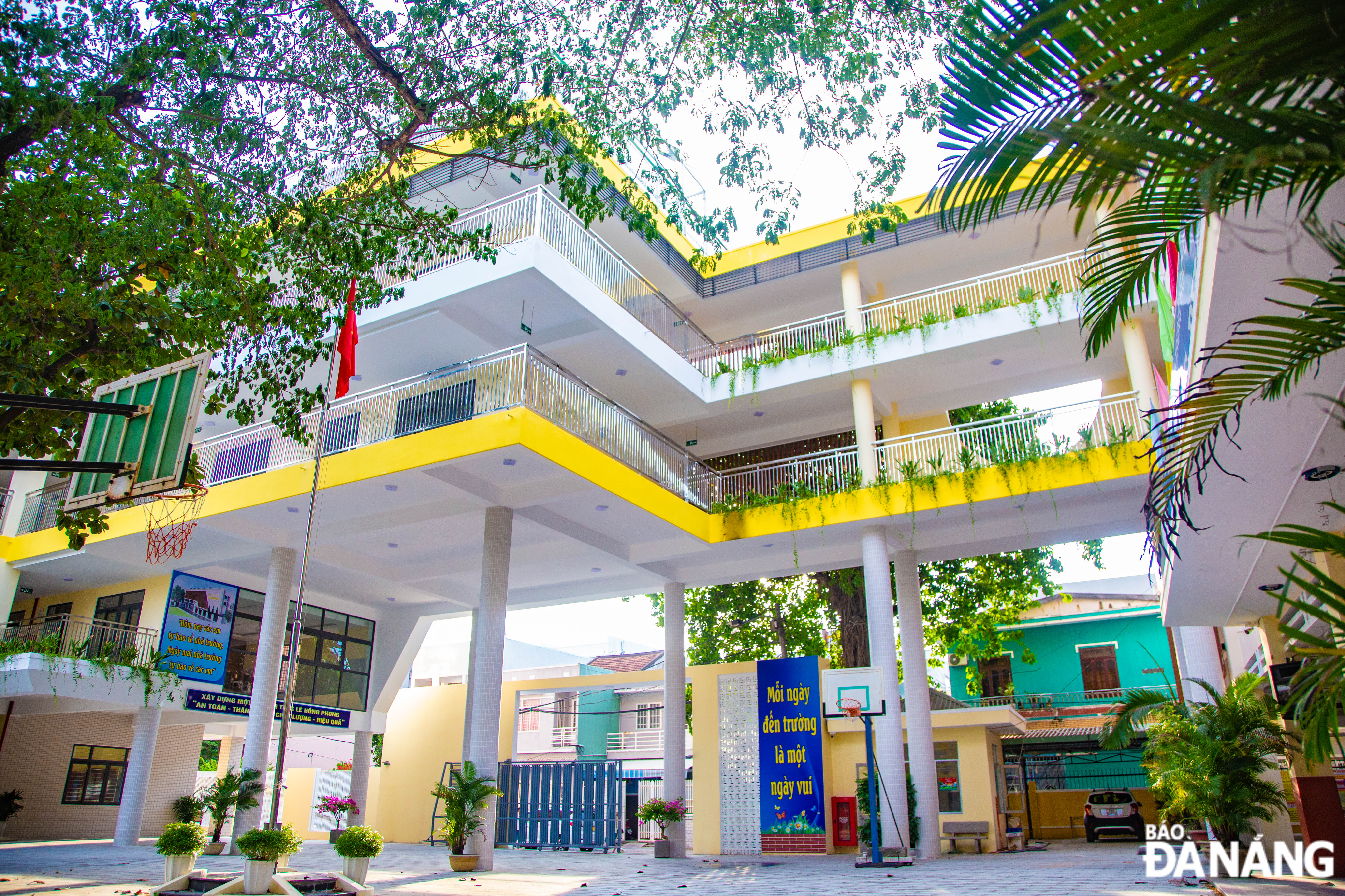 The Le Hong Phong Junior High School based in Hai Chau District was provided nearly VND15 billion in funding to build a new principal's office and funtional rooms.