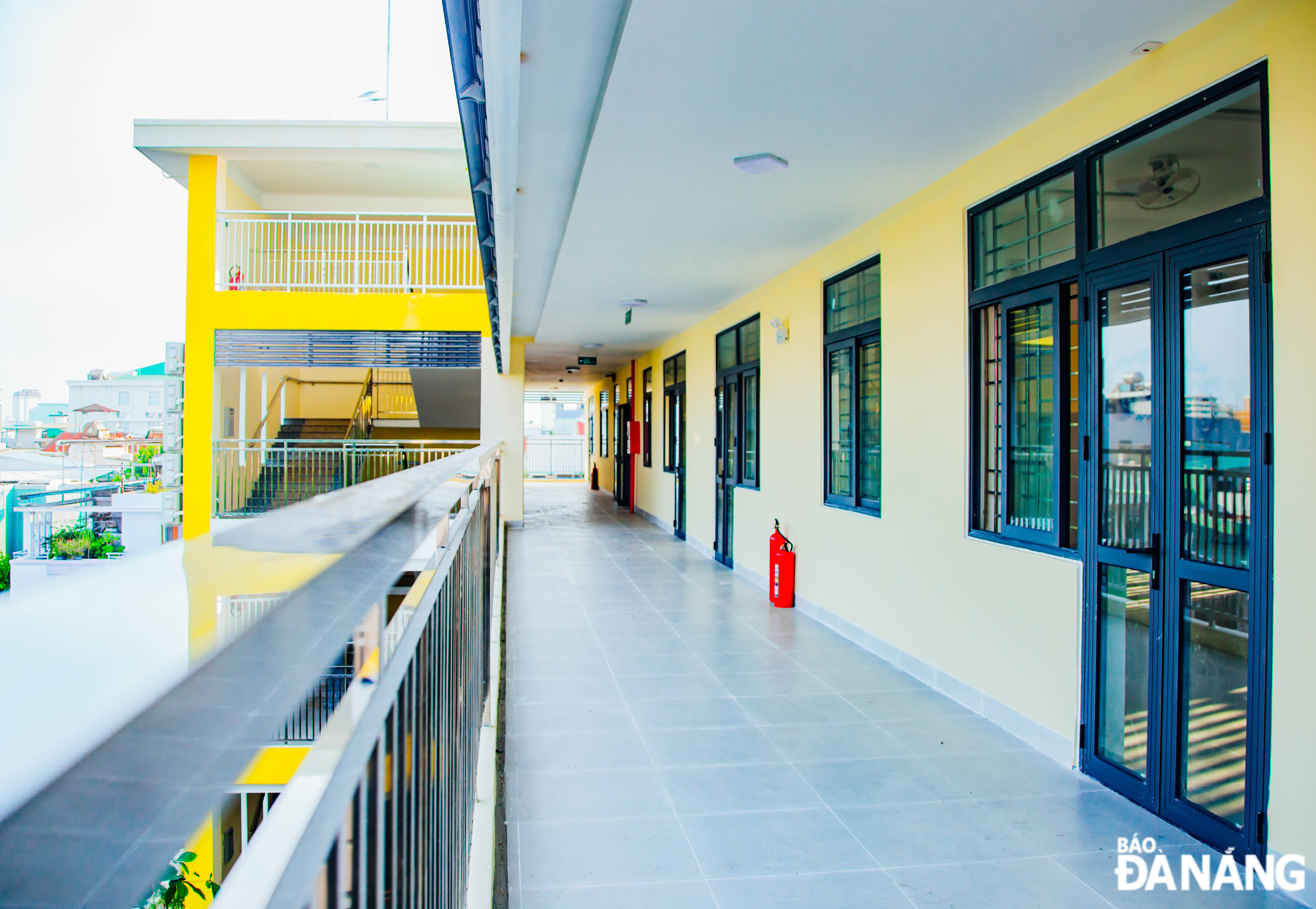 In the newly built building, there are 5 functional rooms invested with new equipment, including 72 sets of tables and chairs suitable for group learning methods.