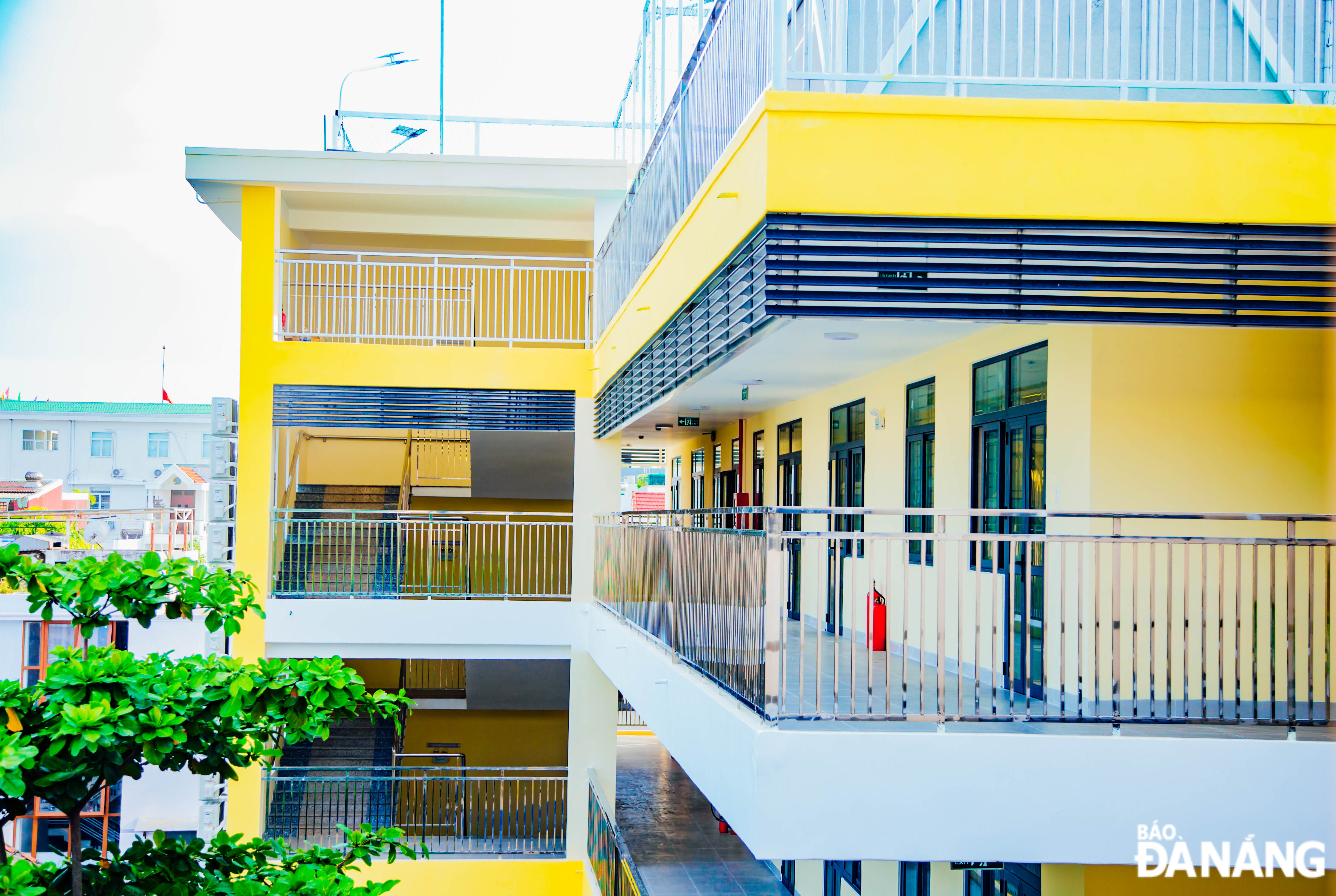 The newly built block of buildings including the principal's office and functional rooms has a spacious and airy space.