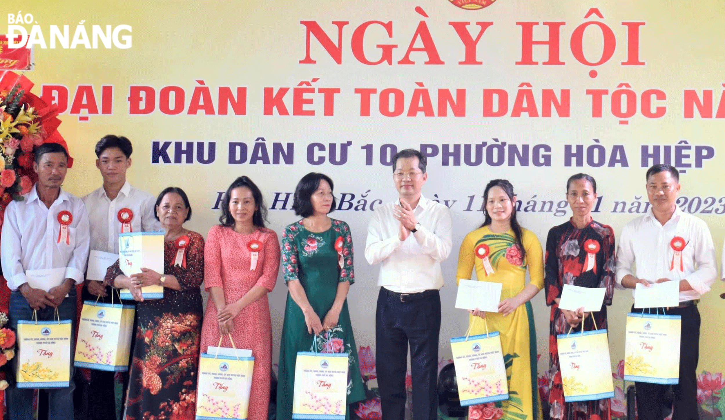 Bí thư Thành ủy Nguyễn Văn Quảng (thứ 4, bên phải sang) tham dự Ngày hội Đại đoàn kết toàn dân tộc(18-11) năm 2023 tại khu dân cư số 10 phường Hòa Hiệp Bắc, quận Liên Chiểu. Ảnh: NGUYỄN QUANG