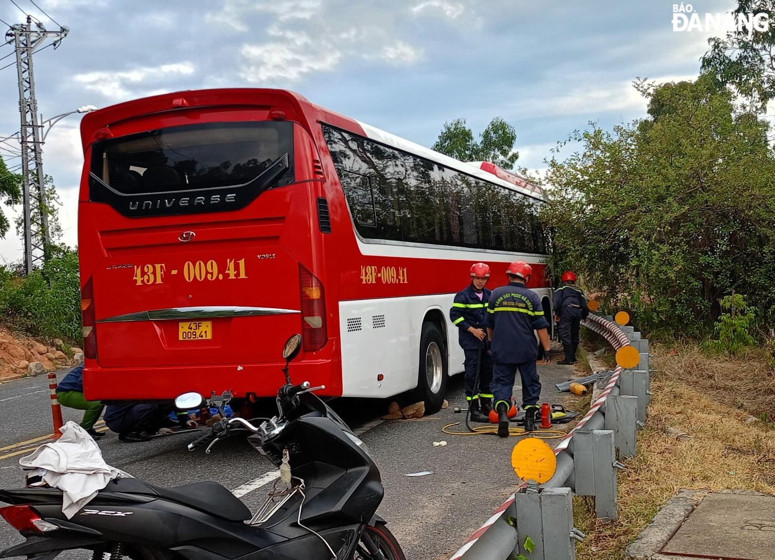 Rescue forces deploy plans to bring the victim trapped under the rear axle tourist coach out. Photo: L.H