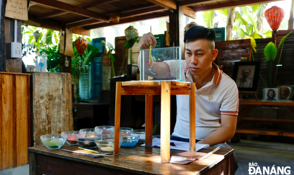 Phan Quang Dung, 36, residing in Tho Quang Ward, Son Tra District, has been making sand paintings since 2010.