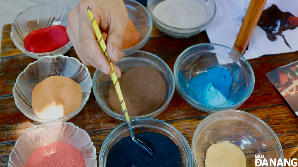 The raw material for sand painting is natural sand sourced directly from Binh Thuan Province’s Phan Thiet City, Da Nang, Thua Thien Hue, etc. Natural sand has to be washed, dried and finally sifted two times to obtain the finished fine sand product.