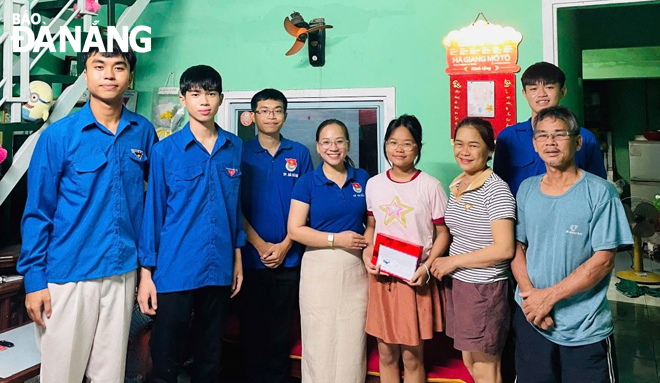 Representatives from the Youth Union organisation of Hoa Hiep Bac Ward, Lien Chieu District, presenting gifts to poor studious pupils