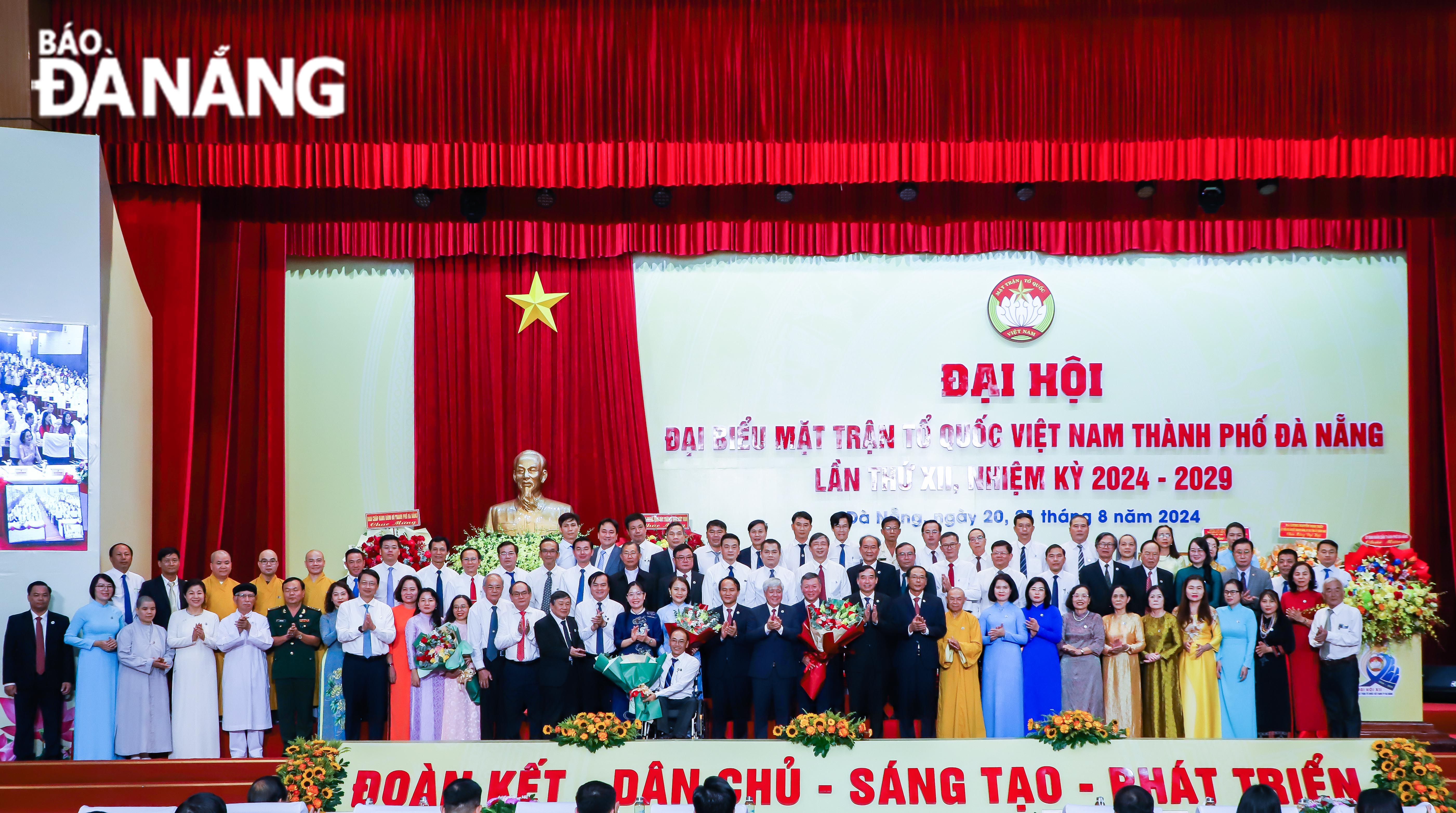 Lãnh đạo Ủy ban Trung ương MTTQ Việt Nam và lãnh đạo thành phố tặng hoa chúc mừng 82 ủy viên được đại hội Hiệp thương cử tham gia Mặt trận thành phố khóa XII. Ảnh: NGỌC PHÚ