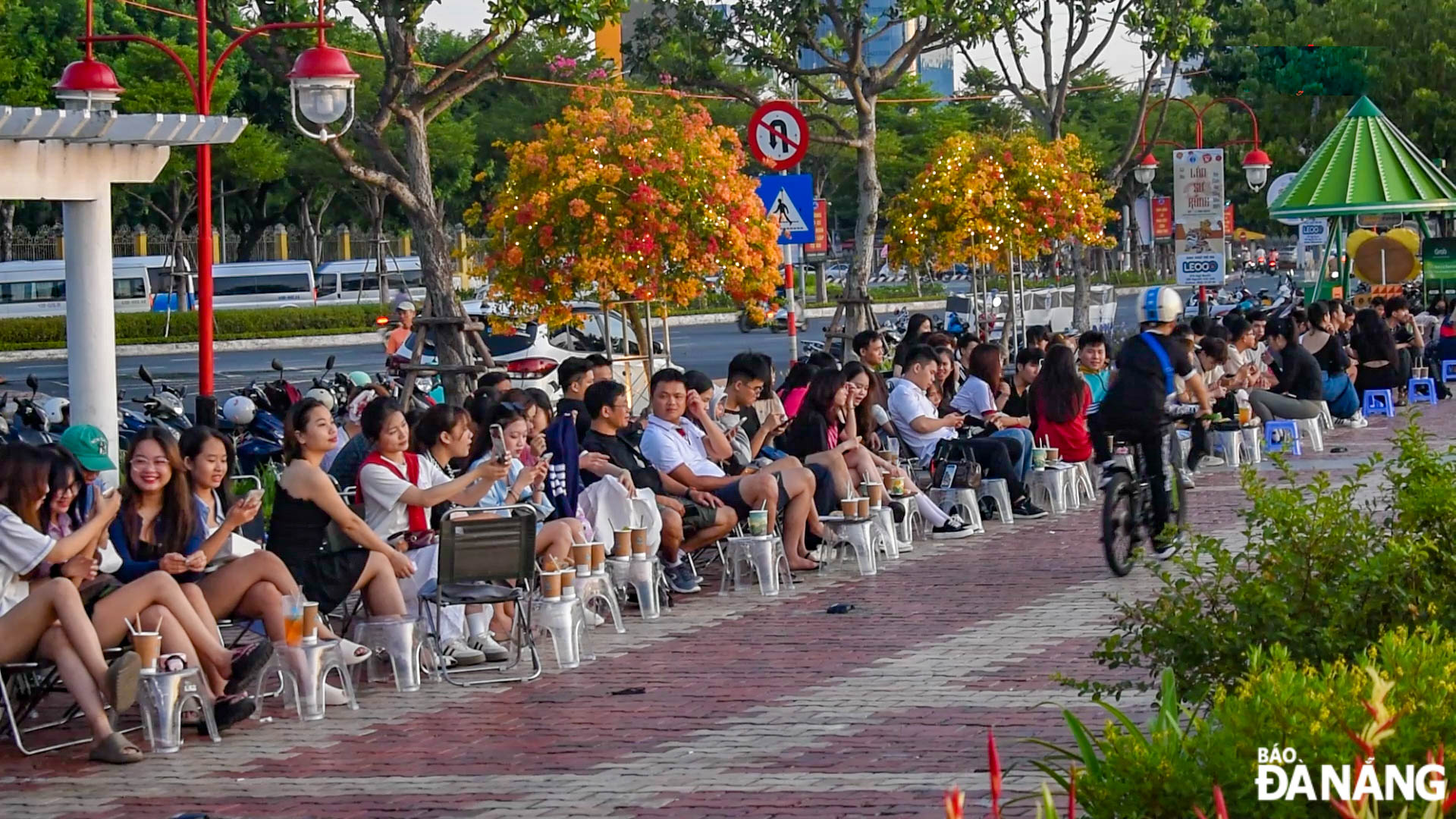 Trời vừa sáng, dòng người đổ về đông hơn, nhiều bạn trẻ chụp bình minh lên bên bờ sông Hàn.