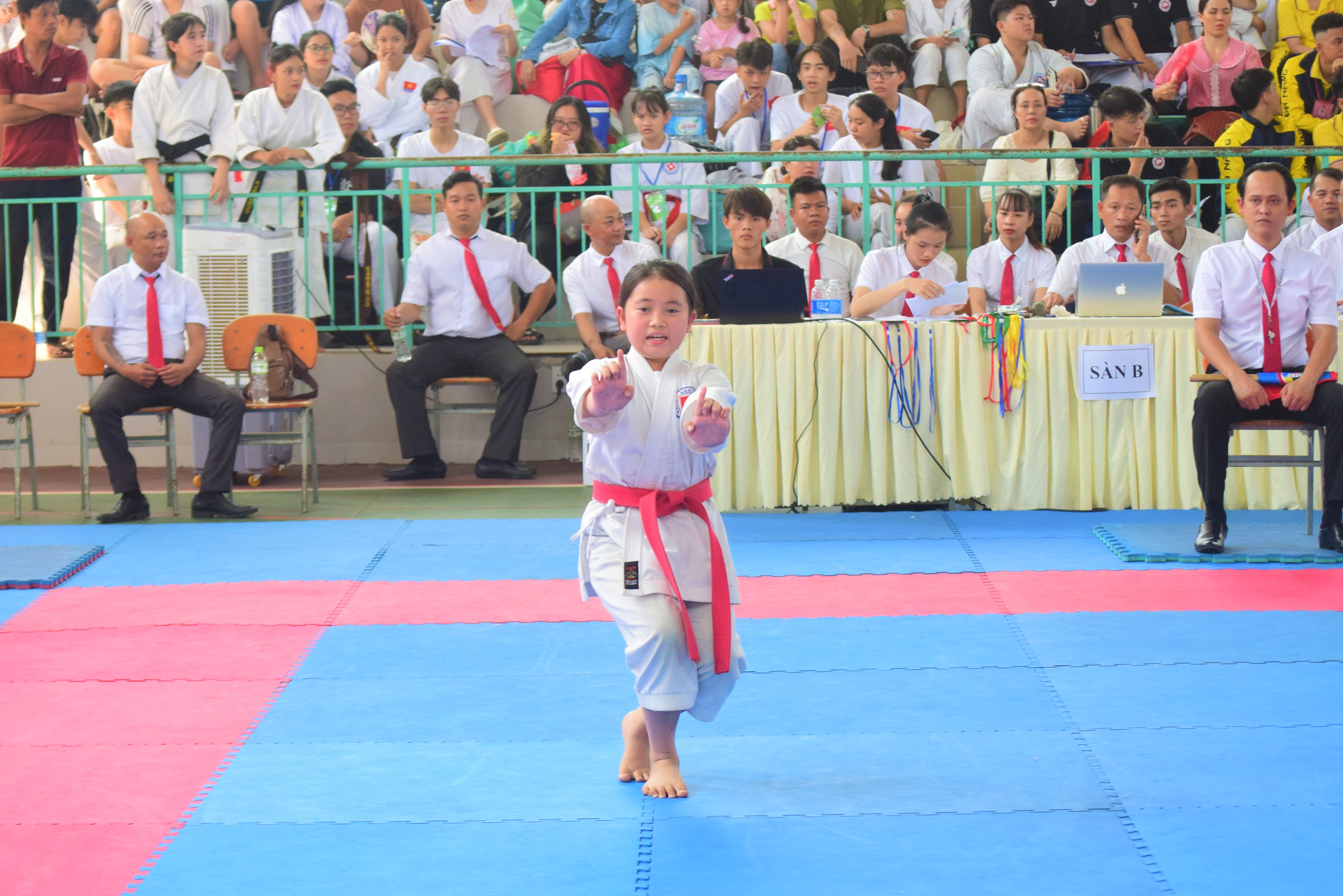 Nội dung quyền cá nhân diễn ra hấp dẫn trong ngày thi đấu đầu tiên, thu hút sự cổ vũ của đông đảo khán giả. Ảnh: P.N	