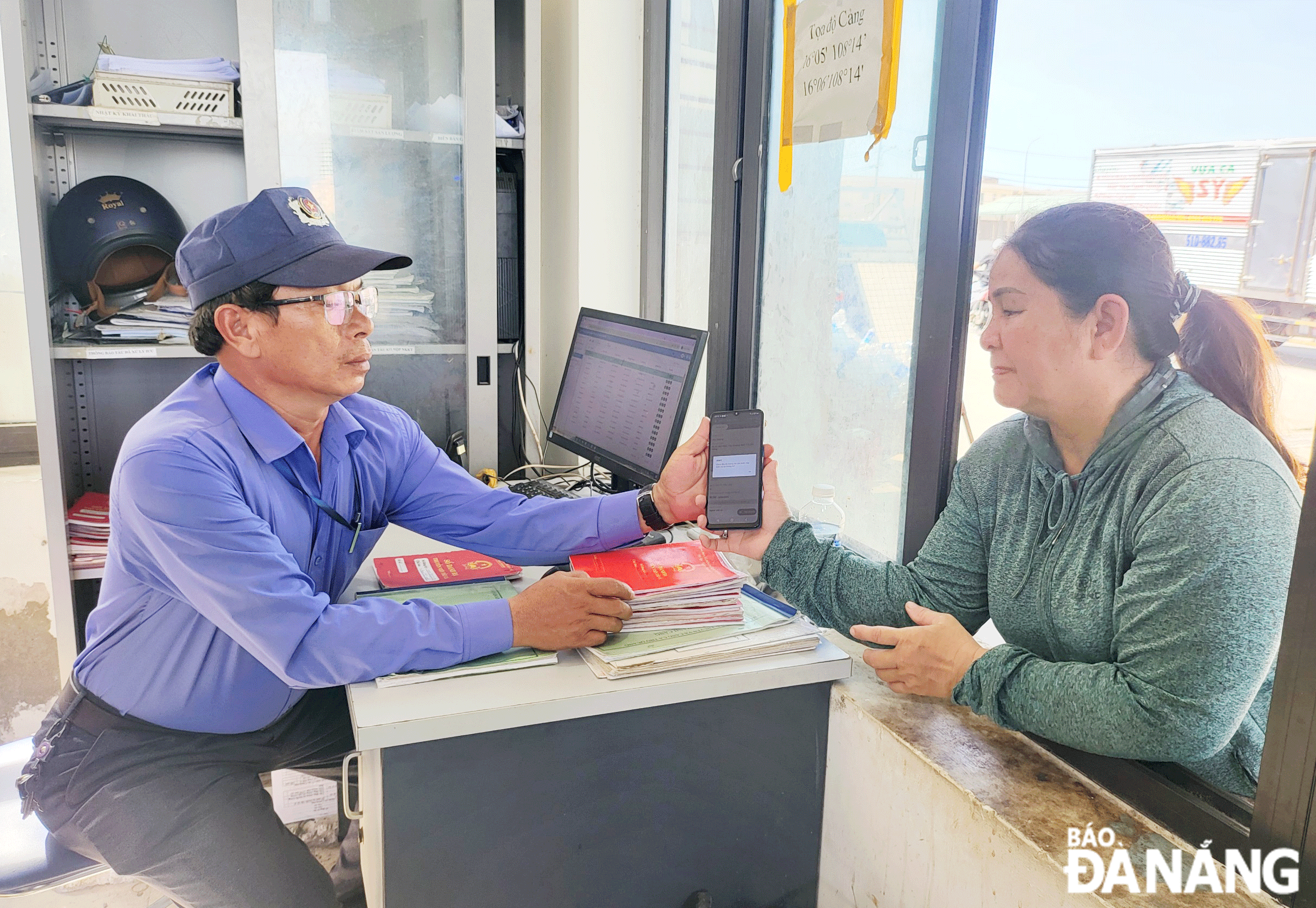 Staff of the Authority of the Tho Quang Fishing Port and Wharf instructing fishermen on how to use electronic software. Photo: VAN HOANG