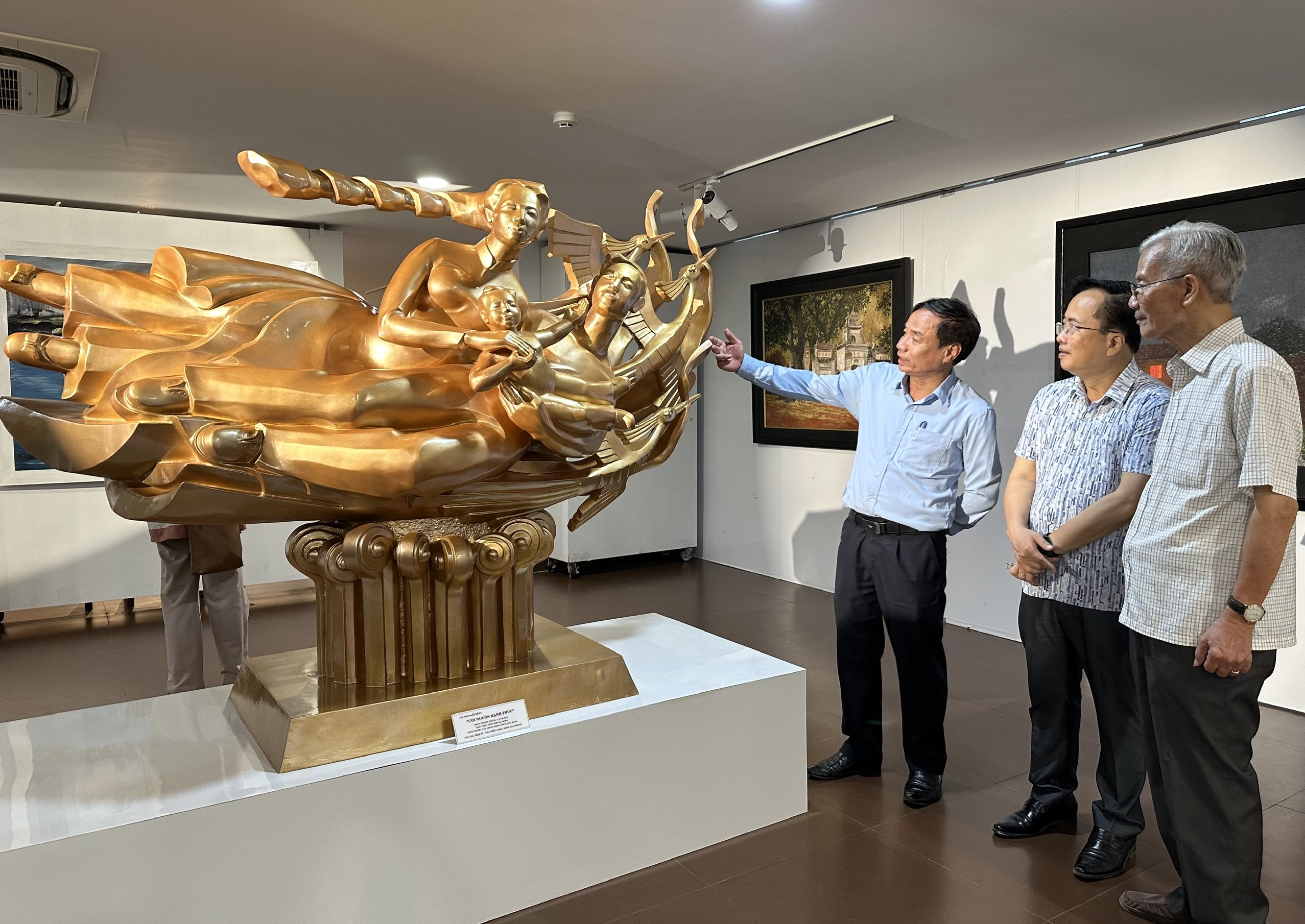 Leaders of the Da Nang Department of Culture and Sports and tourists visit the Da Nang Fine Arts Museum. Photo: ANH DAO