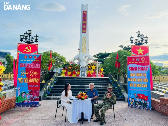 Các đại biểu tham dự buổi tọa đàm “Hòa Hiệp - Một thời hào hùng” được tổ chức vào tháng Bảy vừa qua tại Nghĩa trang Liệt sĩ Hòa Hiệp.