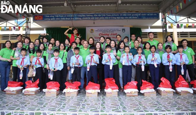 The Trung Vuong Junior High School often carries out charity activities in mountainous districts of Quang Nam Province. Photo courtesy of character