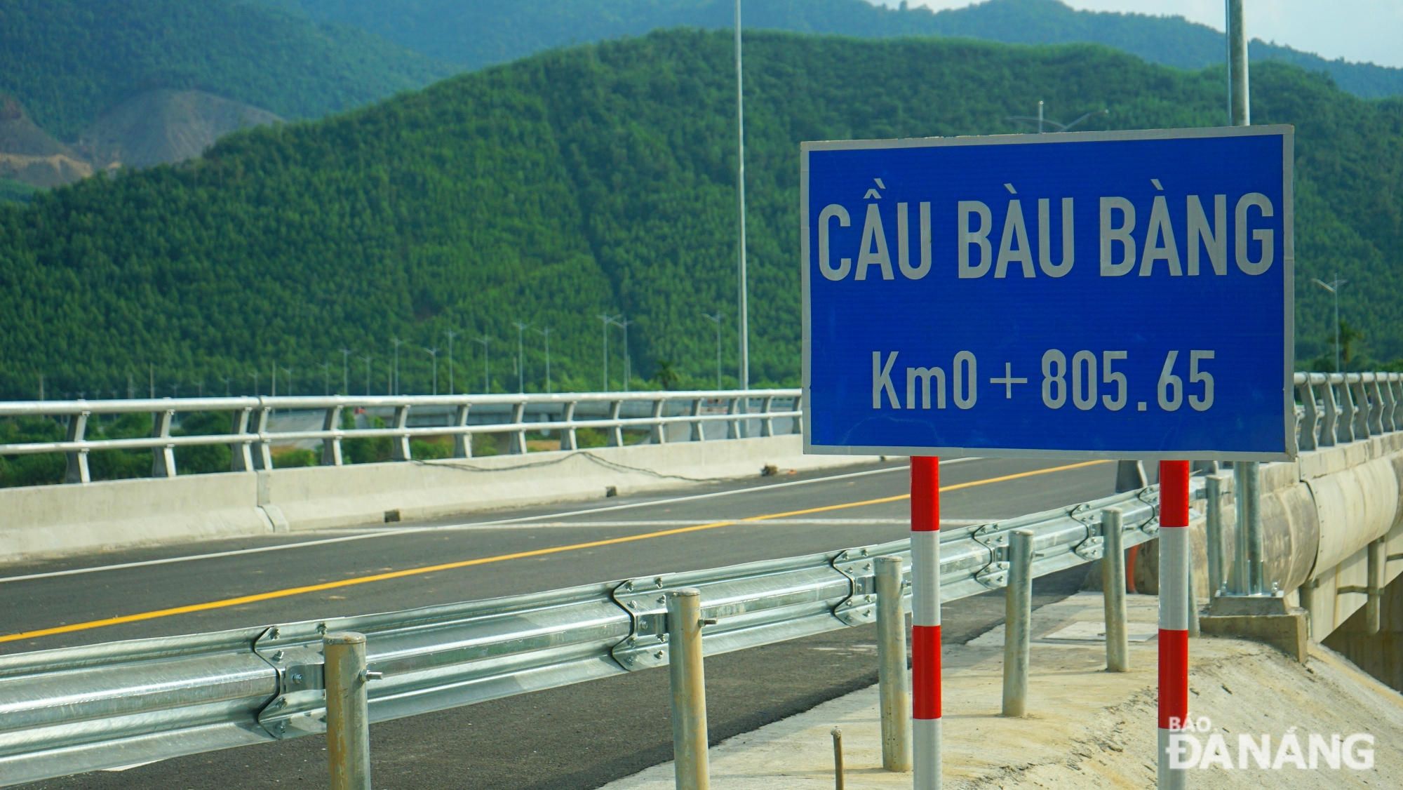 Cầu qua suối Bàu Bàng (Km0+811.57): Gồm 1 nhịp dầm BTCT DUL, chiều dài 38,3m; mặt cắt ngang cầu: Phần xe chạy rộng 7,5m, phần bộ hành mỗi bên rộng 1,5m.