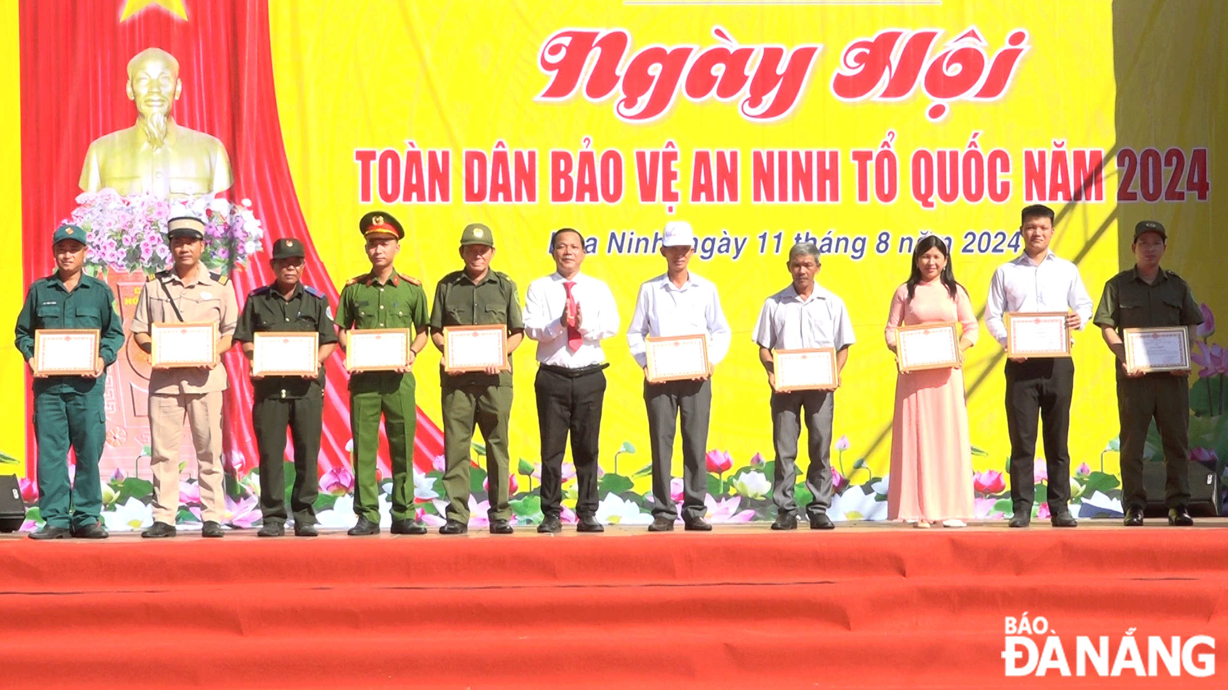 Xã Hòa Ninh khen thưởng những cá nhân tiêu biểu tham gia hiệu quả  phong trào toàn dân bảo vệ an ninh Tổ quốc năm 2024. Ảnh: H.L	