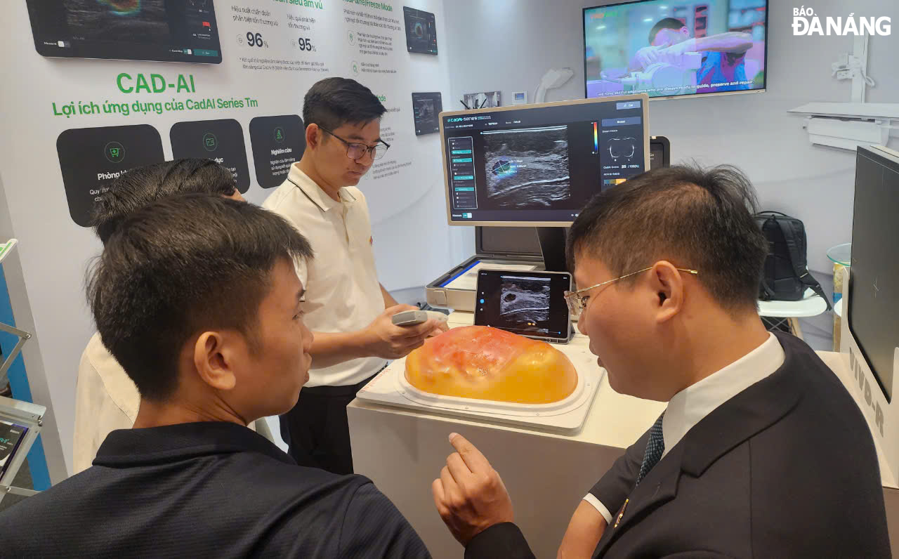 Domestic and foreign businesses and organisations are researching, investing, and cooperating with the city in the field of applying AI in healthcare. Photo: PHAN CHUNG